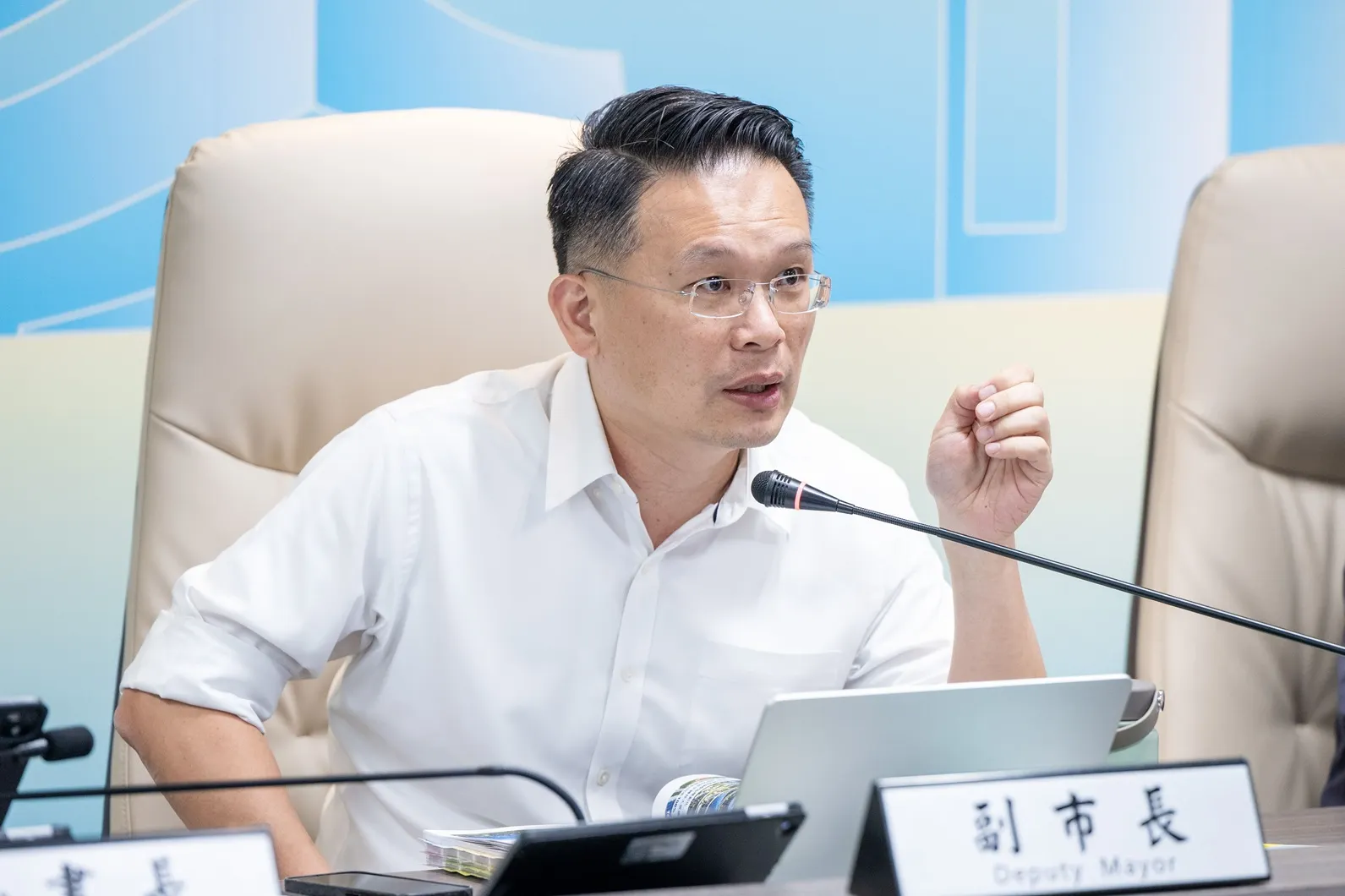 桃園市副市長蘇俊賓提到，各局處預先試行減碳措施，並視實際成效逐步擴大應用至產業與交通等領域。