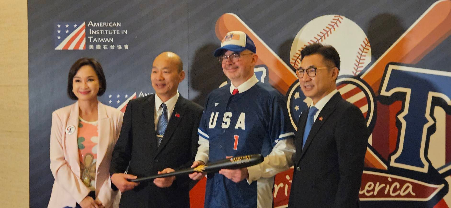 2025年7月2日，美國在台協會（AIT）舉行以棒球為主題的國慶酒會，（左起）立委柯志恩、立法院長韓國瑜、AIT處長谷立言、立法院副院長江啟臣一起合影。（王秋燕攝）