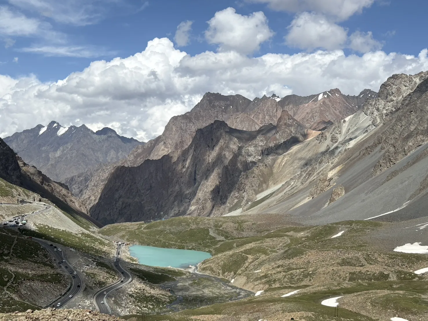 新疆獨庫公路是開鑿天山建造而成，此條道路的美景，是走訪北疆的重點行程。（陳嫺容提供）
