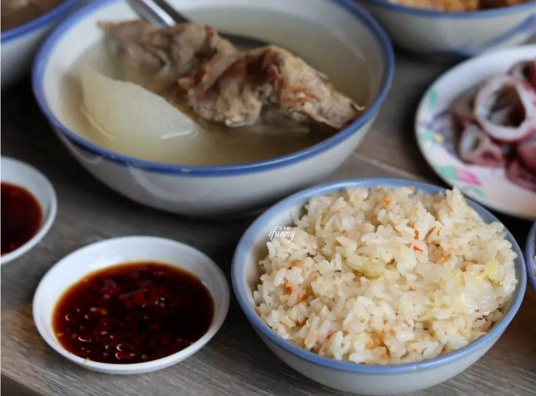 延三夜市美食美食推薦：灶頂原汁排骨湯高麗菜飯。（圖／輕旅行提供）
