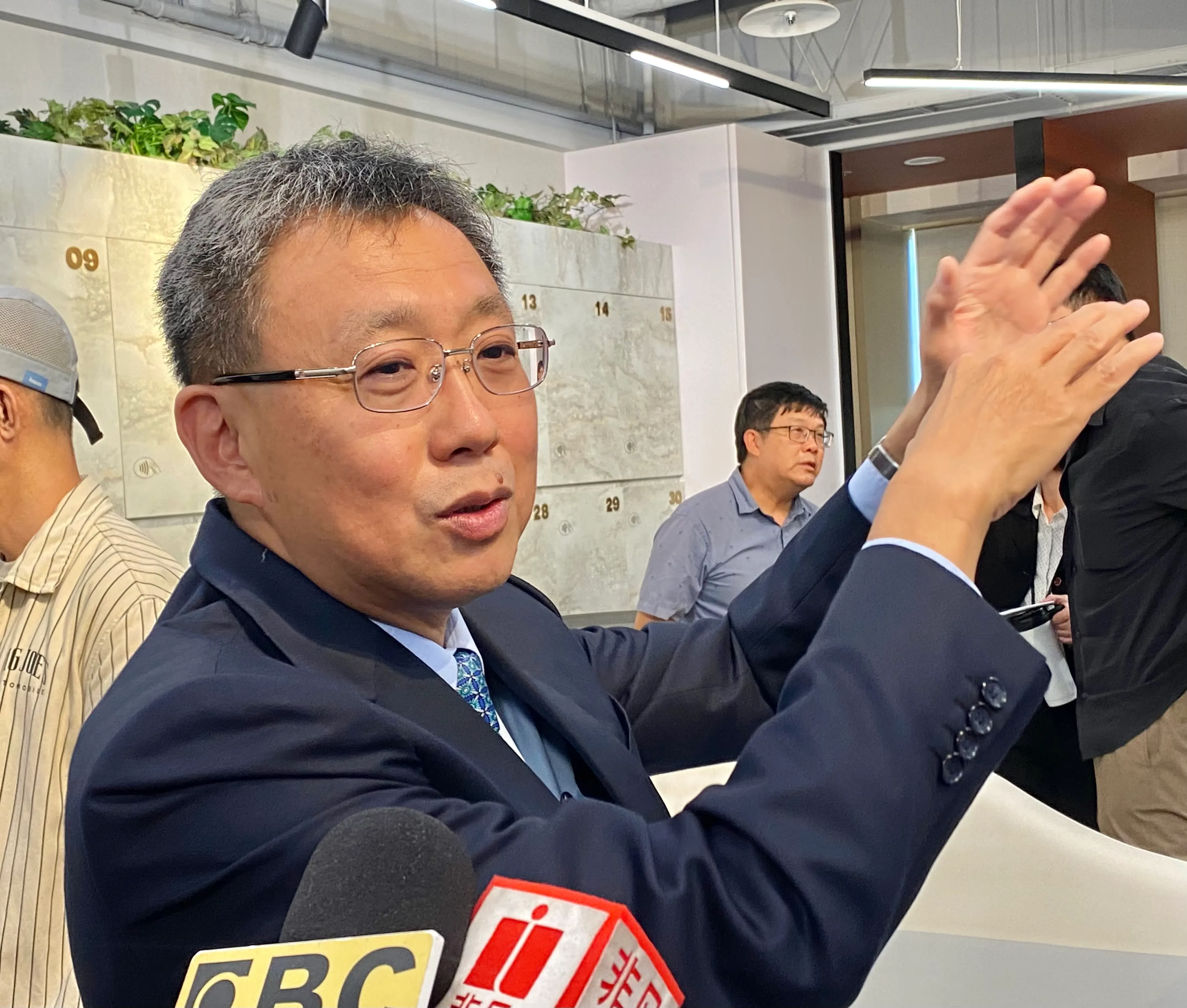 國泰人壽執行副總林昭廷，1日於國泰前進高雄專區記者會後與媒體聯訪。（陳怡慈攝）