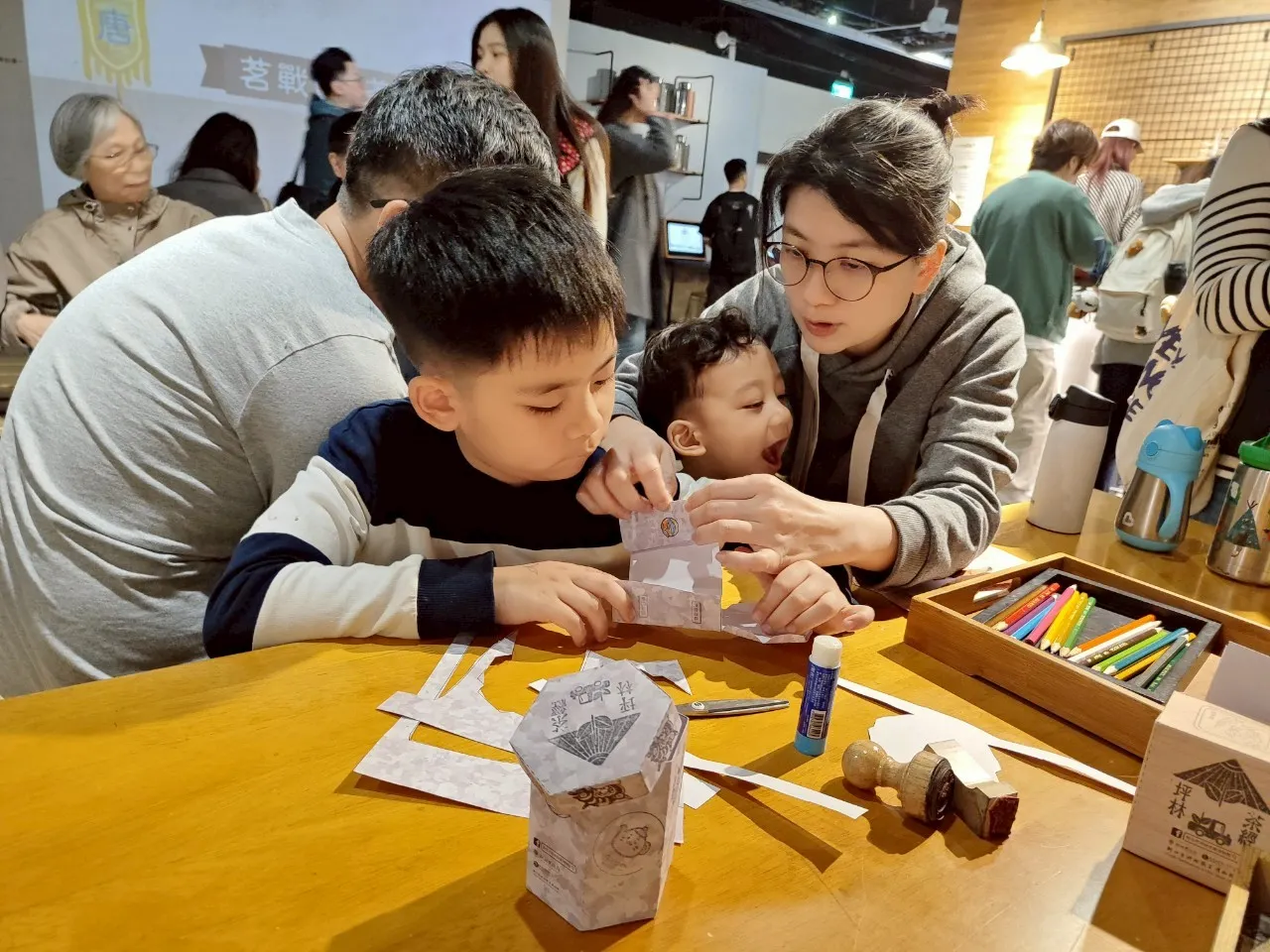 7月12日至20日茶博館推出「茶罐小怪獸手作工作坊」，邀請孩子發揮創造力設計茶包裝。(圖/新北市政府文化局)