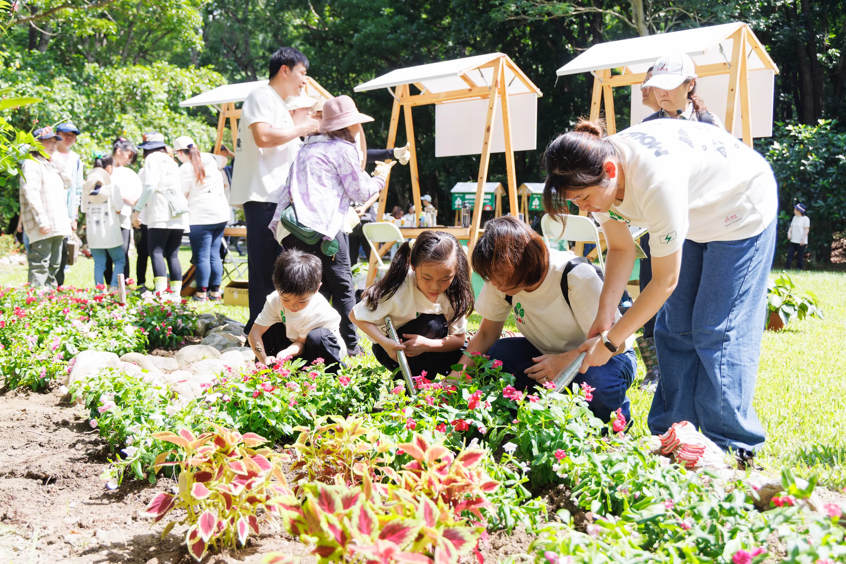 每組家庭親手種下一棵原生種苗，象徵Molicel將永續承諾從實驗室與產線紮實地種植到每位Molicel人心中。（圖片來源：台泥）