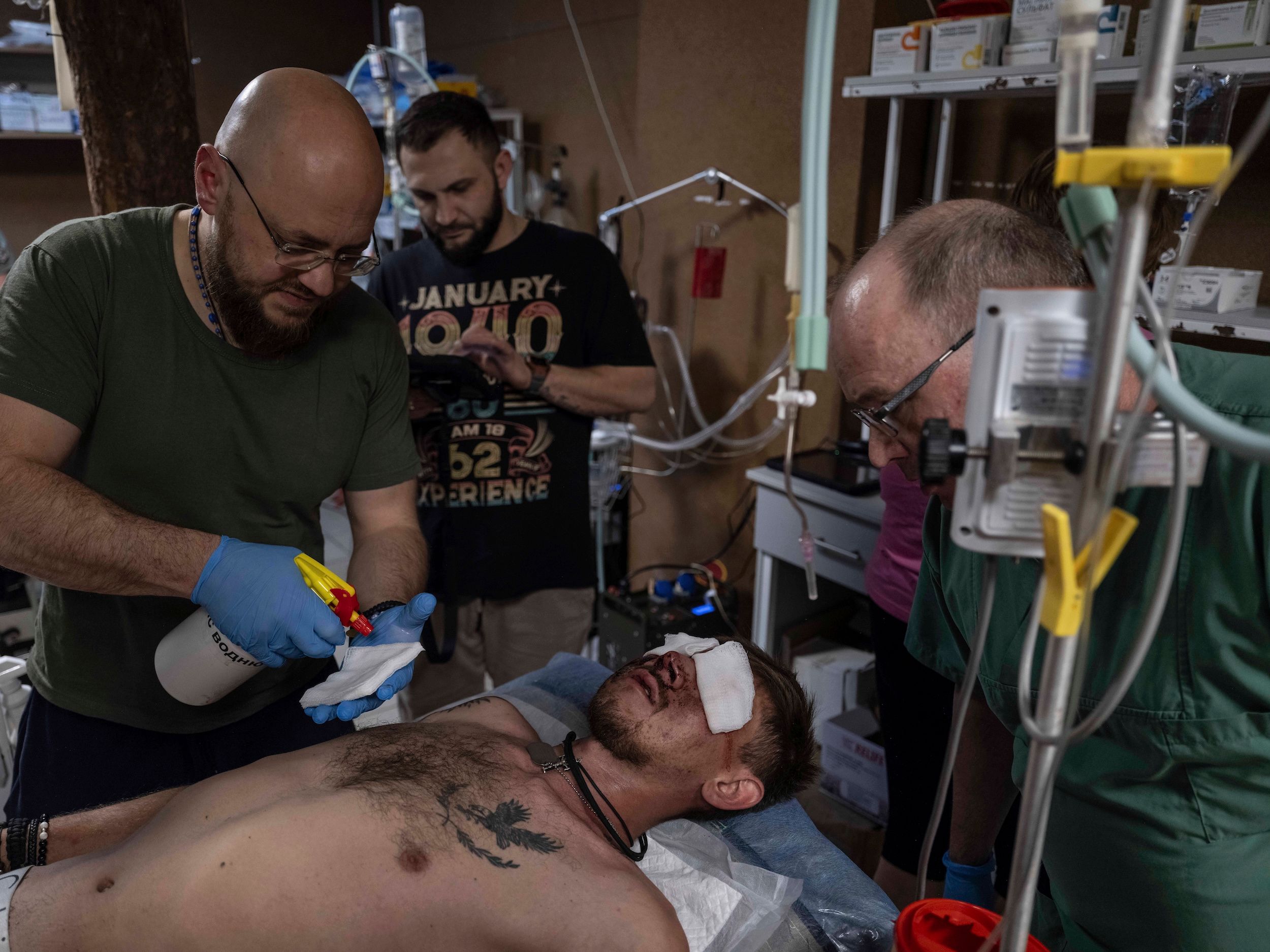 2025年7月2日，在烏克蘭頓涅茨克，附近的醫療點對一名受傷的烏克蘭士兵進行急救。 （美聯社）