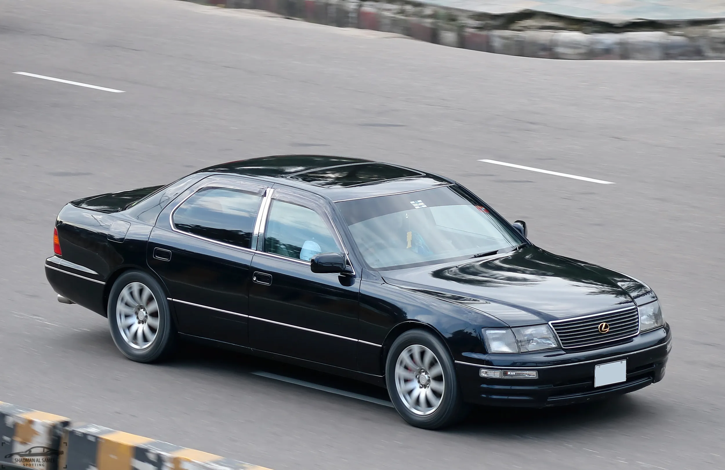 「The Relentless Pursuit of Perfection.」為當時 Lexus 的宣傳口號，橫空出世的 LS400 大大影響了豪華汽車市場的消費生態。(圖片來源：Wikimedia Commons )