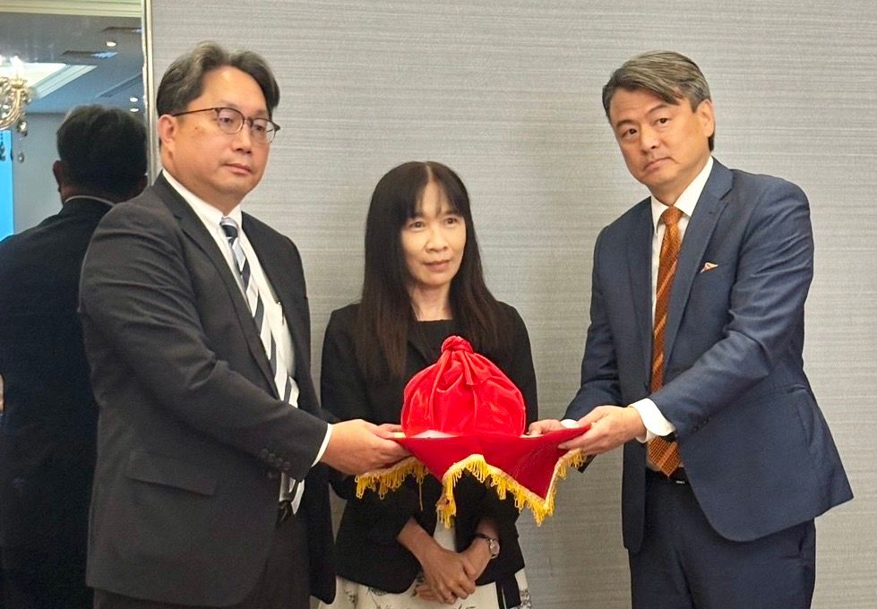 投信投顧公會理事長改選3日傍晚出爐，原任理事長劉宗聖（左）交接給新任理事長尤昭文（右）。（讀者提供）