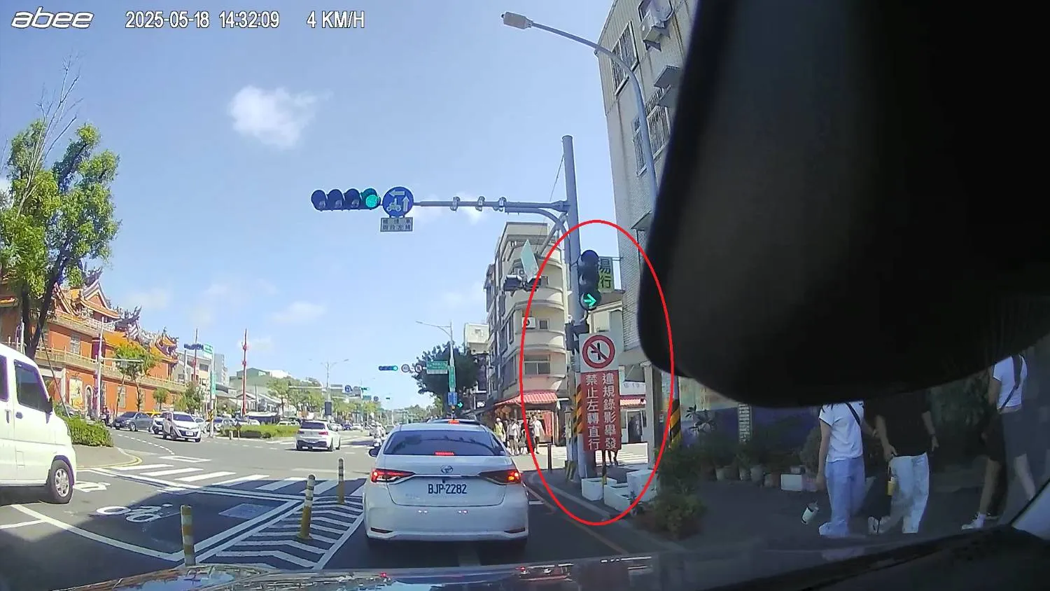 台南府前路二段和海安路一段路口的交通標誌讓許多駕駛不知道該怎麼開。（圖／翻攝自PTT）