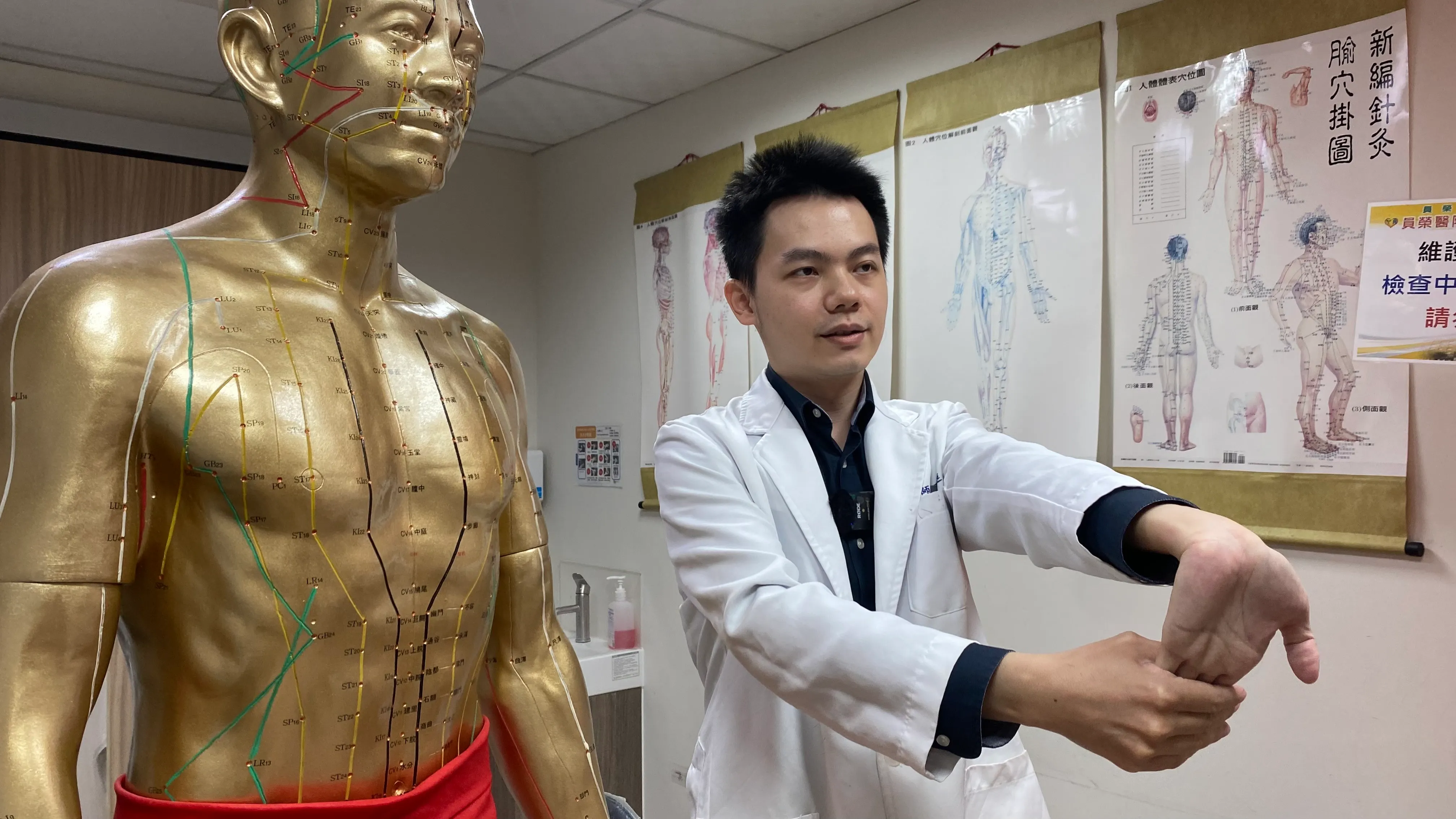 20250704-員榮中醫部吳晉廷醫師示範腕隧道關節炎復健方式，可將一隻手手掌朝上手臂打直，用另隻手將手掌向下扳，維持15秒，重覆5次再換手。（員榮醫院提供）