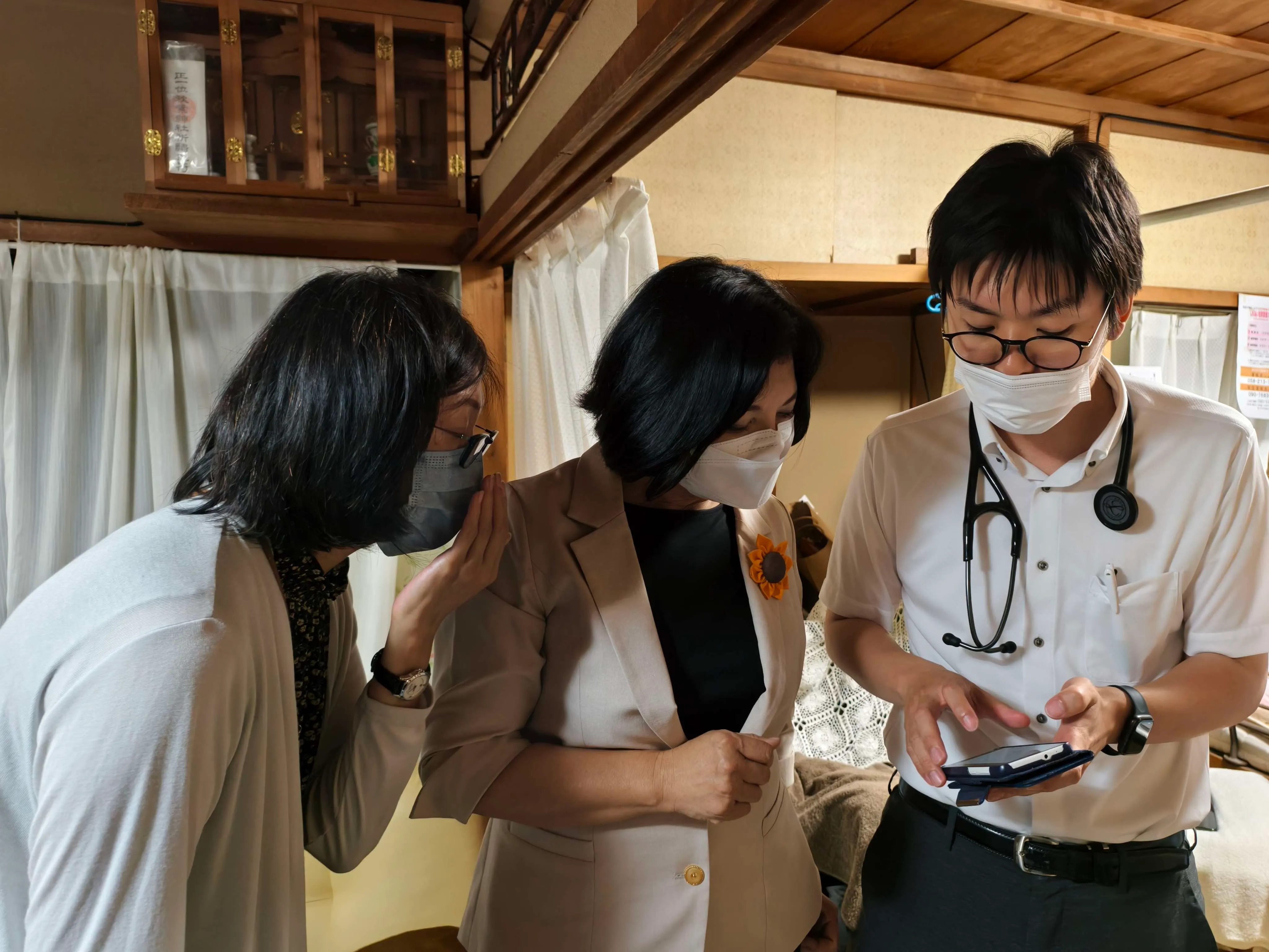 縣長張麗善與診所醫師一同前往病患家中，了解在宅醫療的實行情況。（圖／雲林縣政府提供）