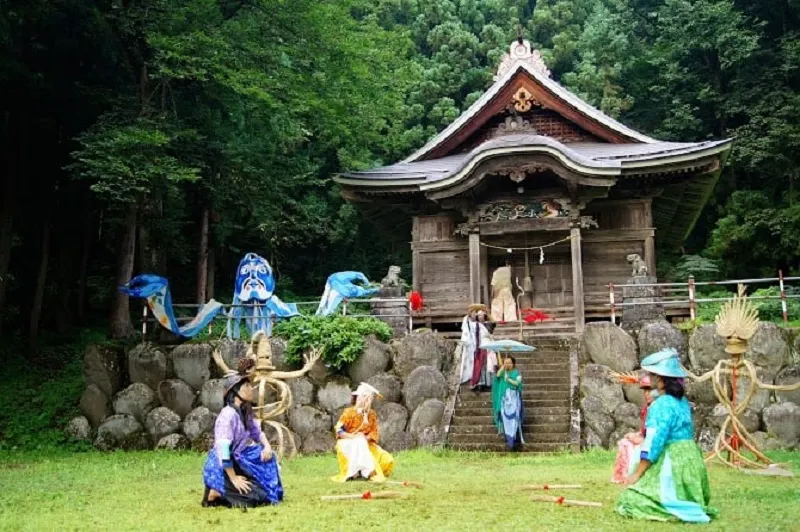 20250704-2015 回到里山─在日本大地藝術祭穴山村，林舜龍的地景藝術場地。（鍾喬提供）