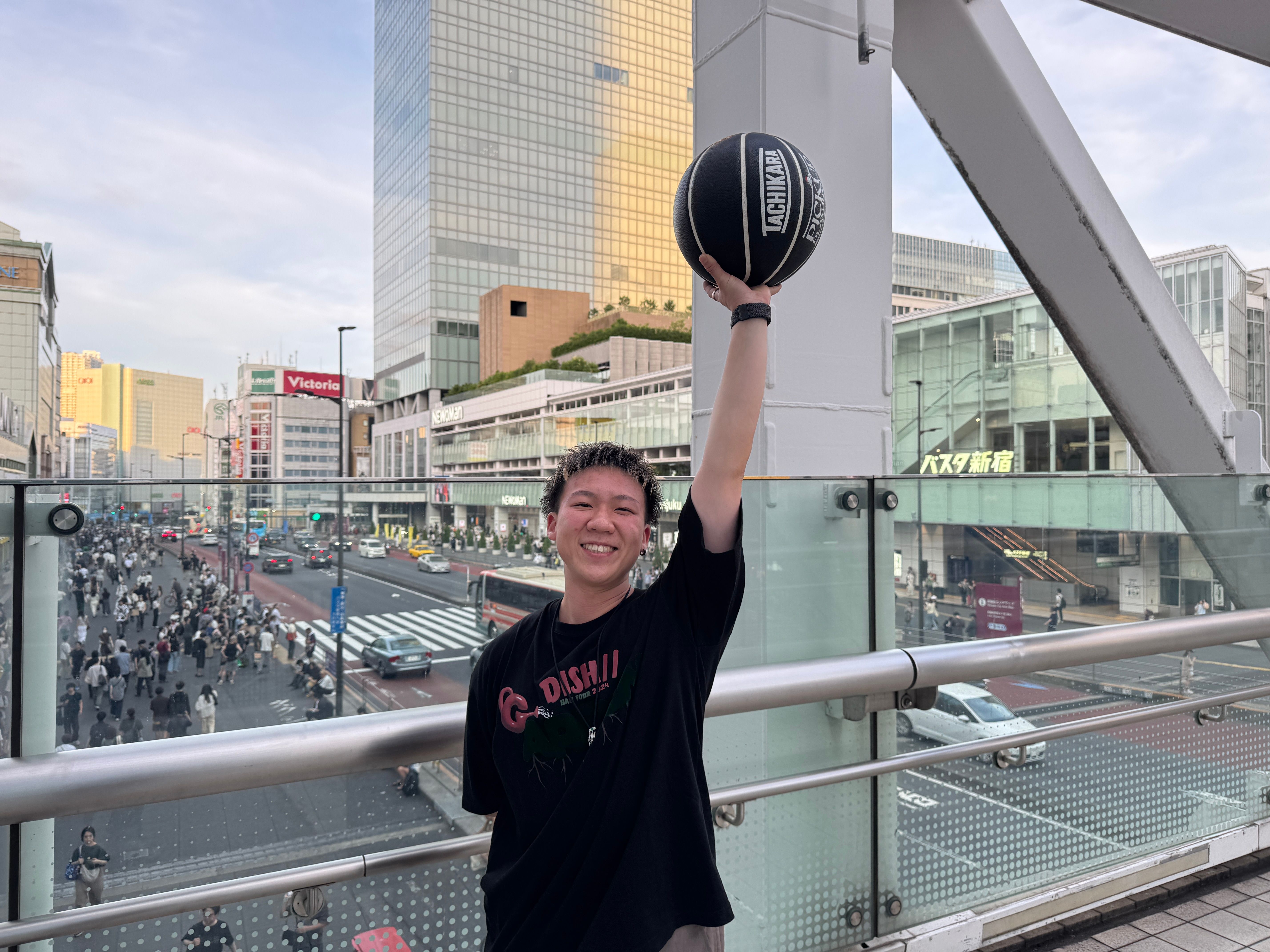 台湾出身のフリースタイルバスケットボールプレイヤー・彭永彣（ペン・ヨンウェン）氏は、東京リゾート＆スポーツ専門学校で幼児体育を学びながら、日本におけるフリースタイルバスケの環境を体験してきた。黃信維