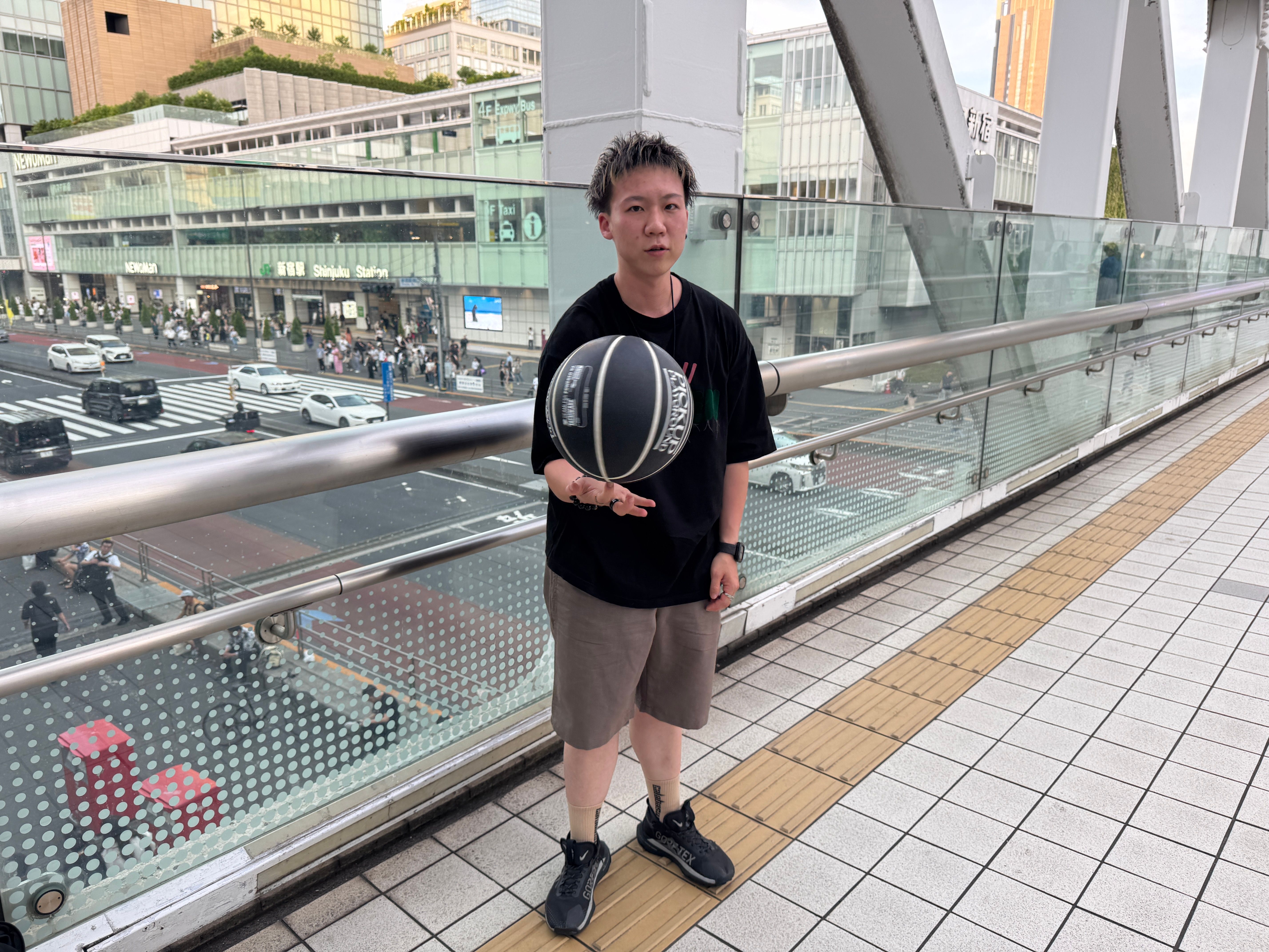 台湾出身のフリースタイルバスケットボールプレイヤー・彭永彣（ペン・ヨンウェン）氏は、東京リゾート＆スポーツ専門学校で幼児体育を学びながら、日本におけるフリースタイルバスケの環境を体験してきた。黃信維