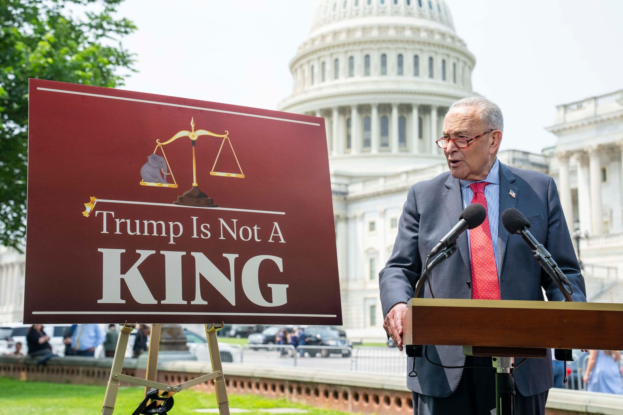 2025年6月5日。參議院少數黨領袖舒默（Chuck Schumer）在華盛頓國會大廈舉行的記者會上就「大而美法案」（the One Big Beautiful Bill）發表言論。（AP）