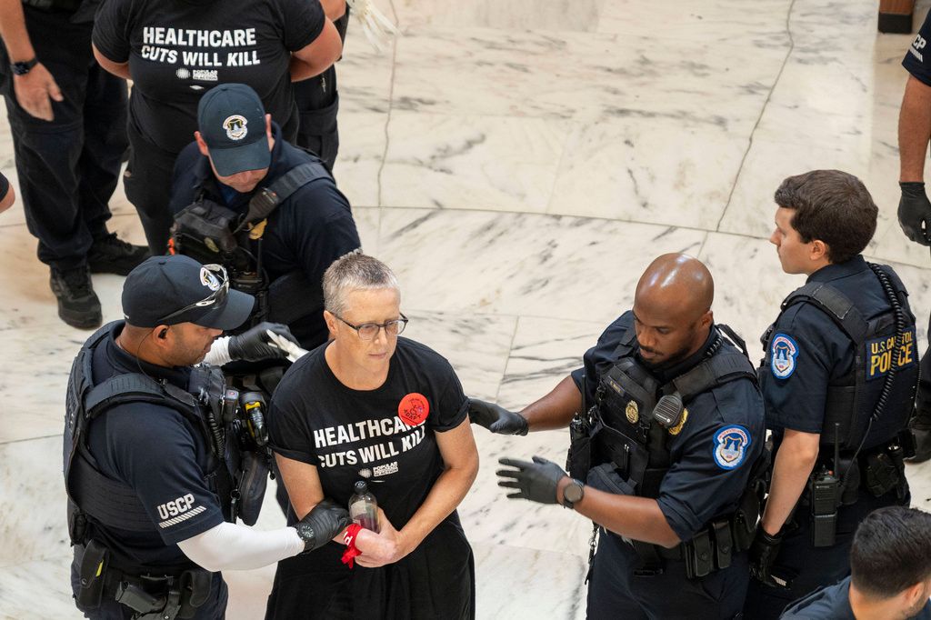 2025年6月25日。在華盛頓羅素參議院辦公大樓（Russell Senate Office Building）內，醫療補助（Medicaid）和食物券（SNAP）的受惠者在抗議削減社會安全網計畫的示威中被捕。（AP）