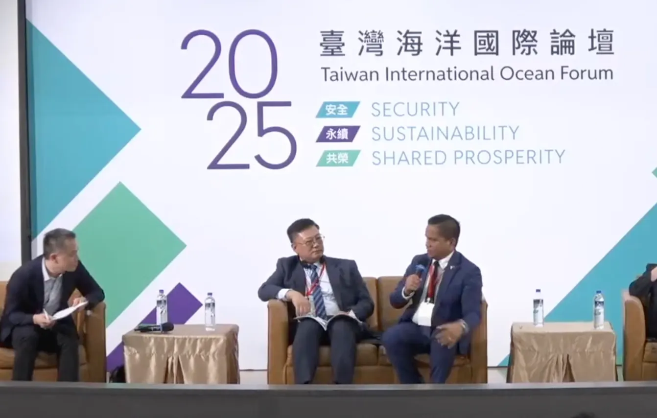 20250705-2025台湾海洋国際フォーラム7月2日に台北で開催、フィリピン沿岸警備隊西フィリピン海広報官タリエラ（右）と台湾海洋委員会海巡署艦隊部長黄宣凱（中）が同じソファで交流。（2025台湾海洋国際フォーラムライブより）