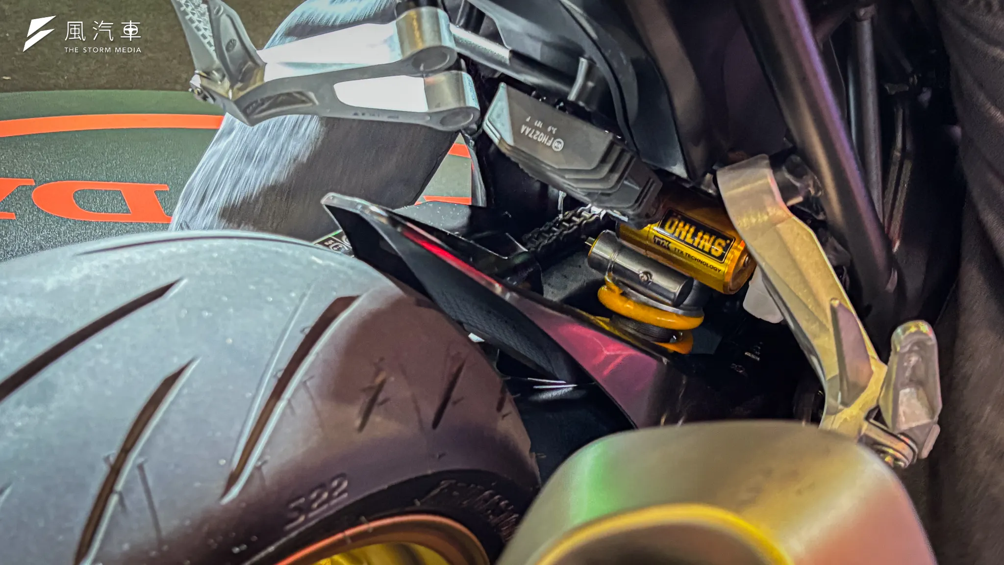 由於台灣本田總代理引進的為 SP 版本，在後避震器上原廠便已搭載 Ohlins TTX36 。