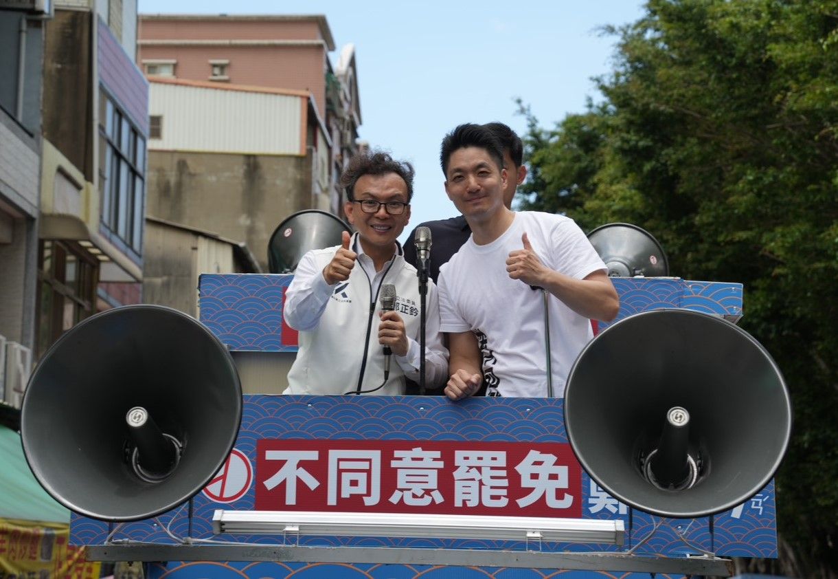 台北市長蔣萬安陪同立委鄭正鈐在市區車掃，呼籲民眾一定要用「不同意罷免」票守住一位為新竹努力的立委。（圖／鄭正鈐立委辦公室提供）