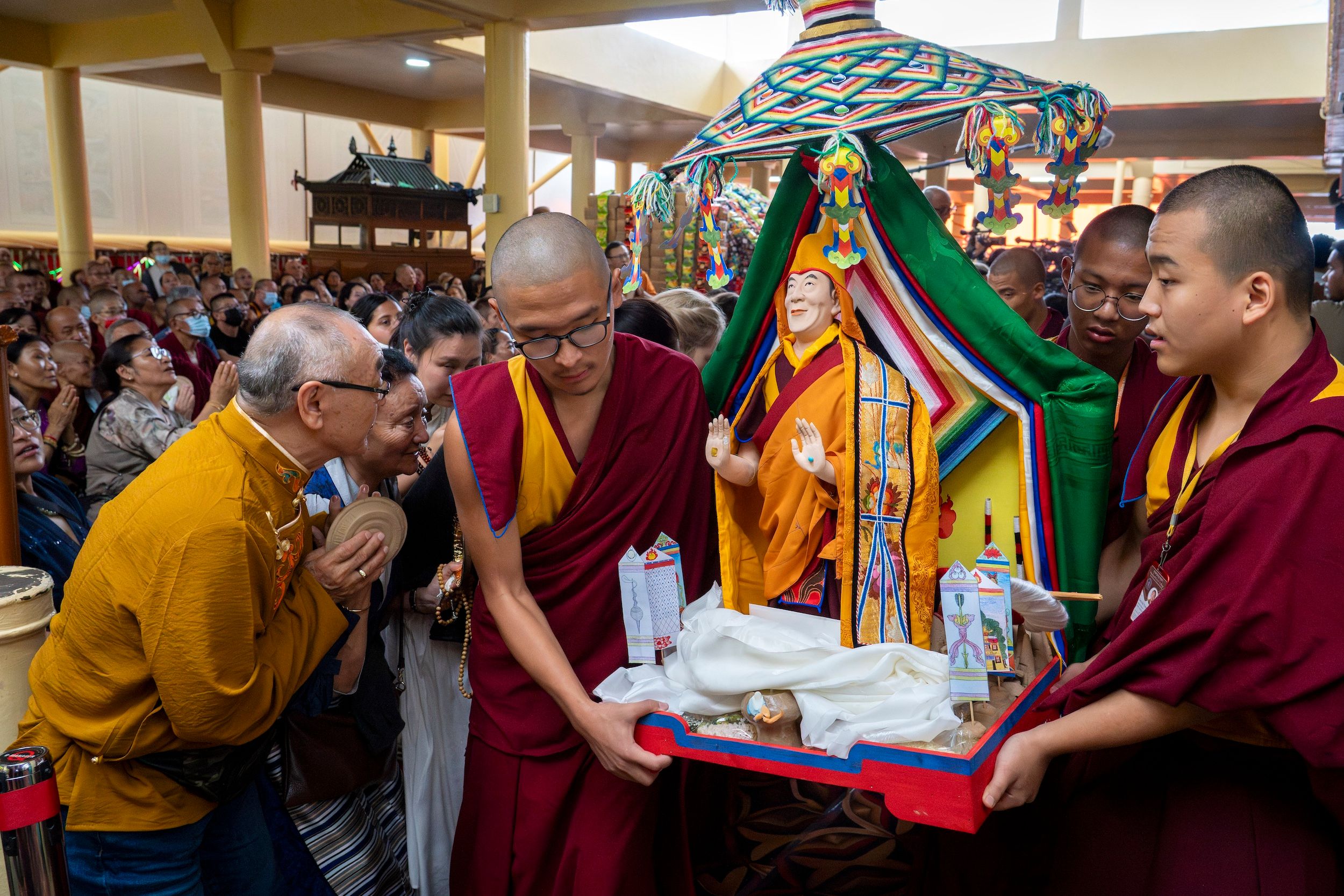 2025年7月5日，在達賴喇嘛90歲生日的前一天，流亡藏人抬著代表達賴的雕像為他慶生。（美聯社）