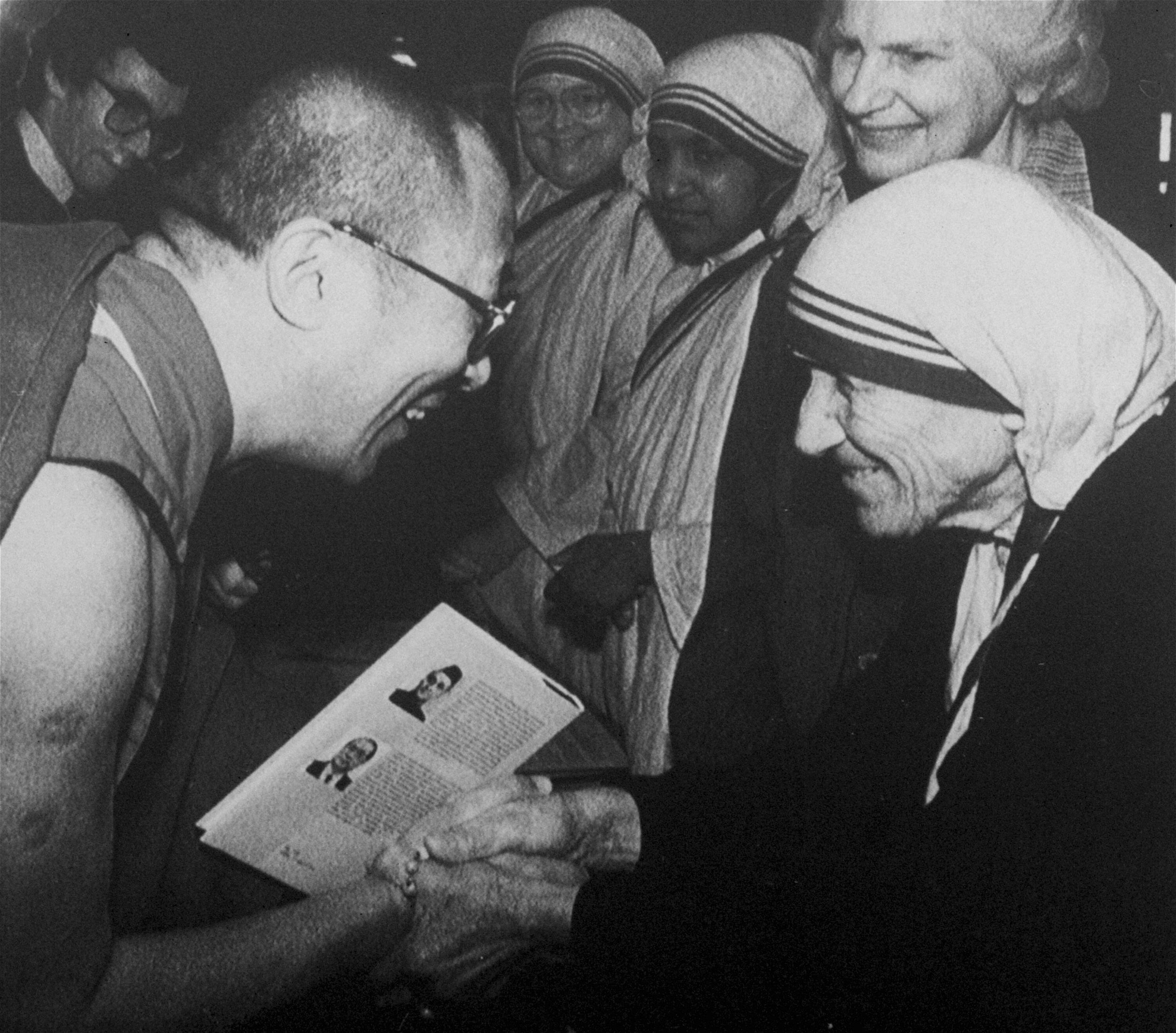 1988年4月12日，加爾各答的德蕾莎修女（右）在英國牛津舉行的全球生存會議上會見西藏精神領袖達賴喇嘛。（美聯社）