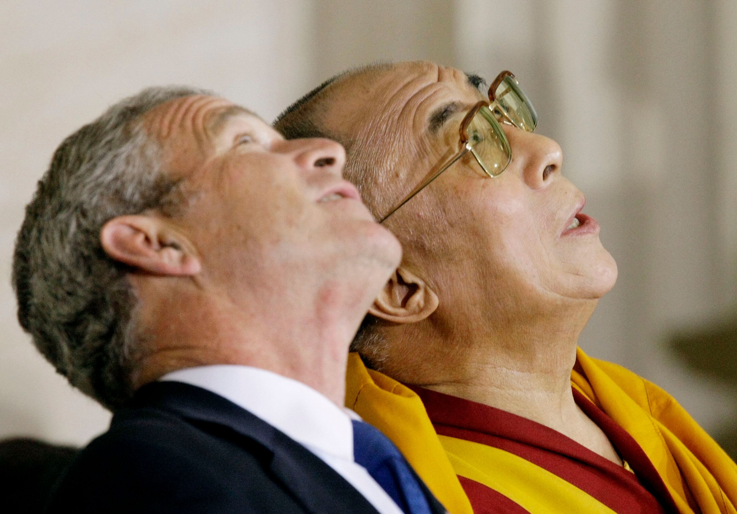 2007年10月17日，美國總統喬治布希（左）與西藏精神領袖達賴喇嘛在華府國會山莊。（美聯社）