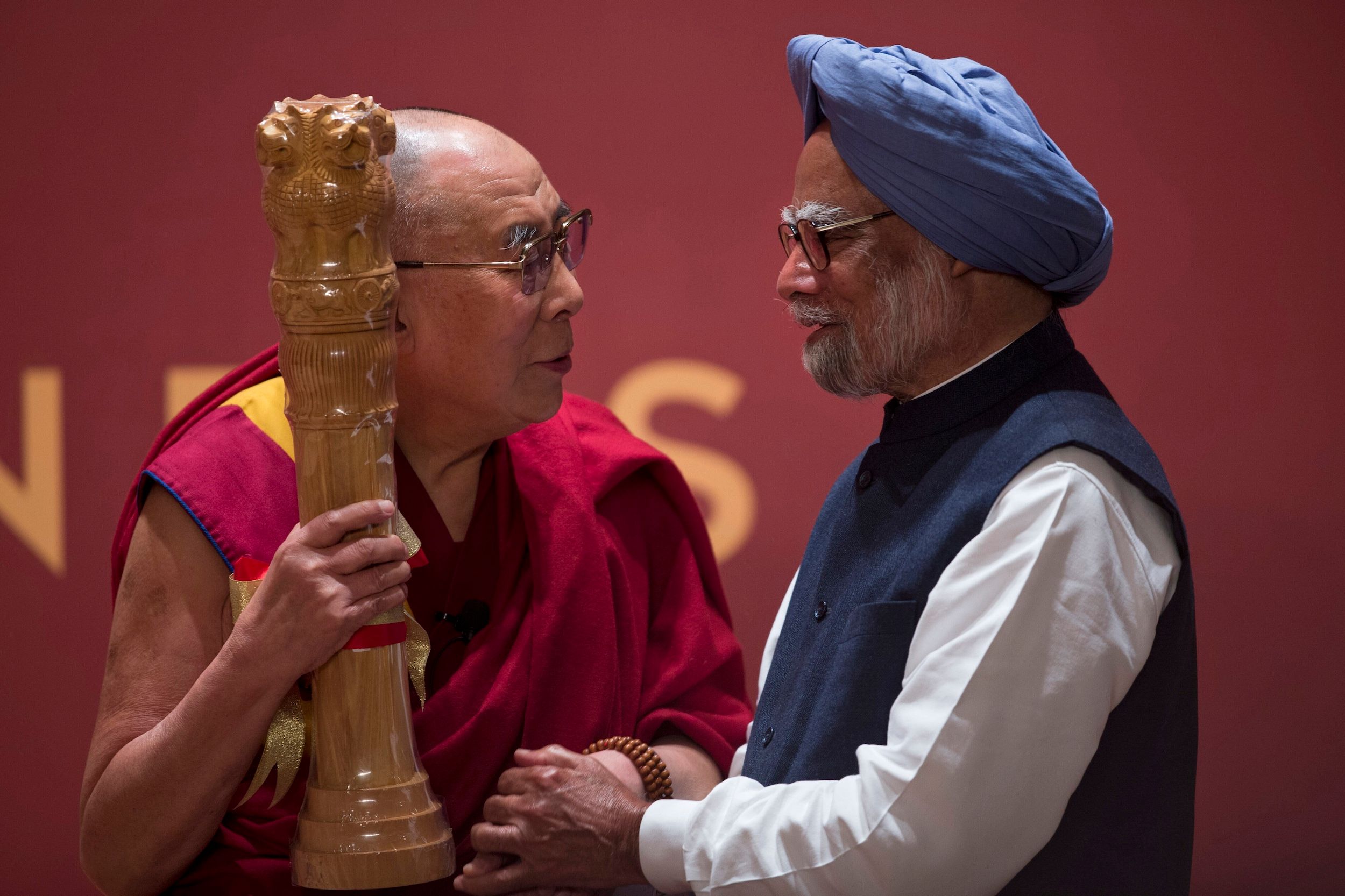 2016年1月4日，西藏精神領袖達賴喇嘛（左）與印度前總理辛格。（美聯社）