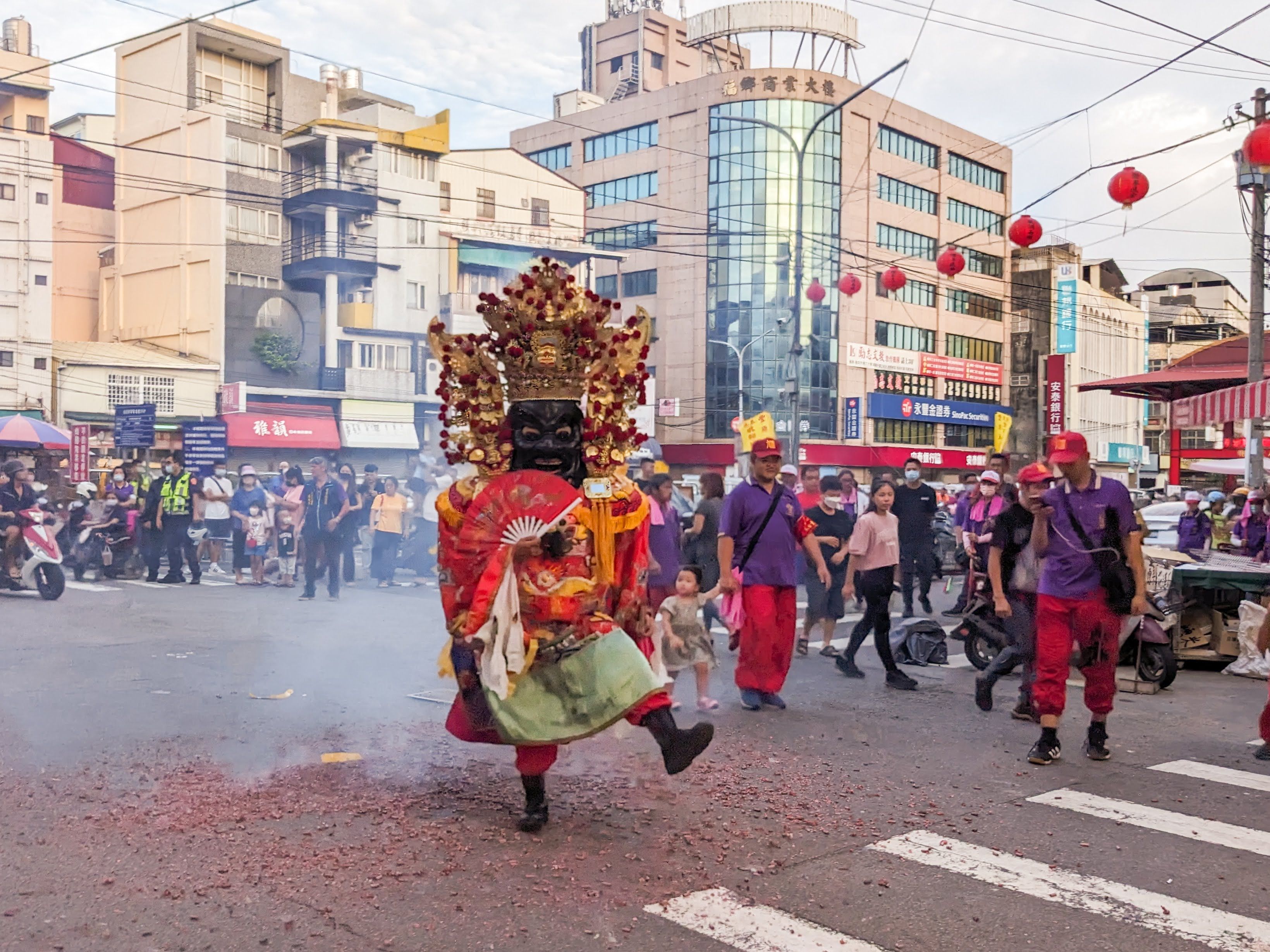 豊原城隍搭乗日式神輿遊街慶祝聖誕。（写真／洪煜勛撮影）