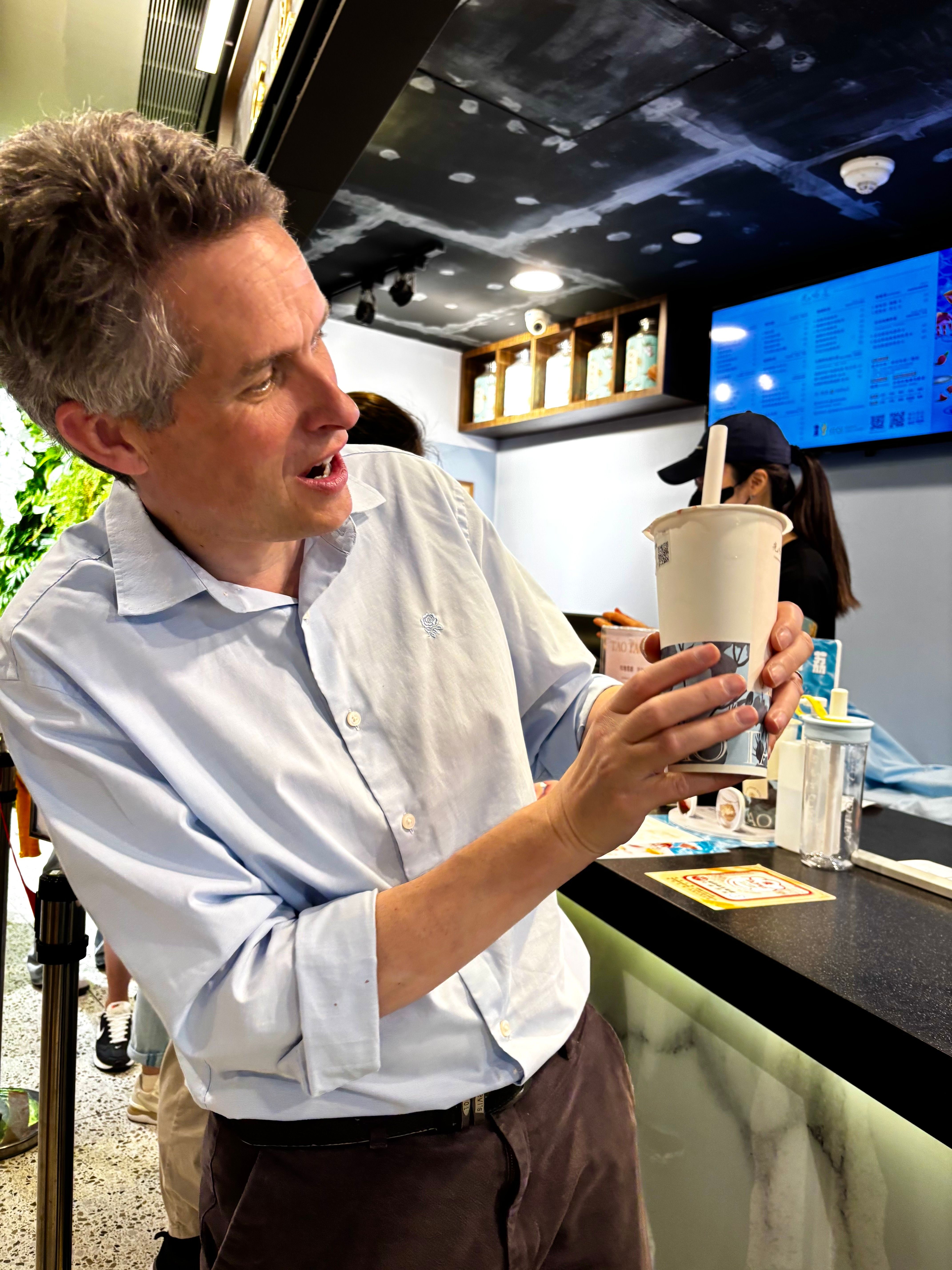 Gavin Williamson特別點名TAOTAO TEA，品嚐「玫瑰拿鐵珍珠奶茶」，認為手搖飲是「認識台灣精神的方式之一」。（圖/先喝道）