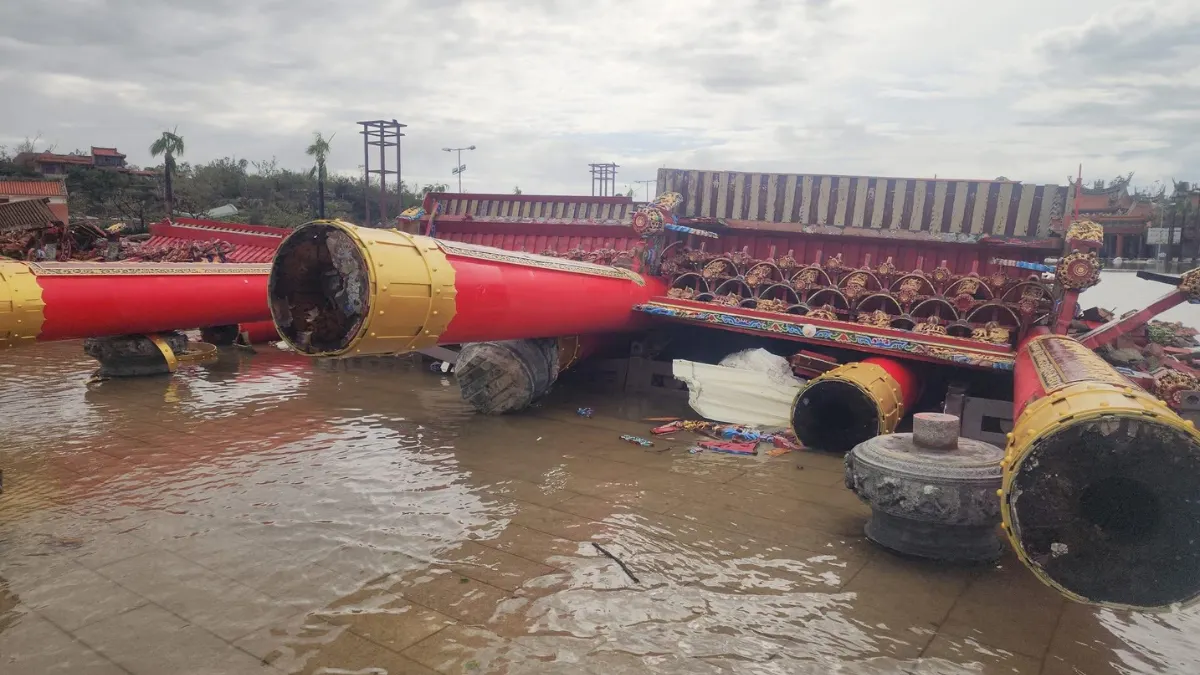 丹娜絲颱風為台灣西南部帶來狂風暴雨。（圖／翻攝自臉書社團／台南大小事）