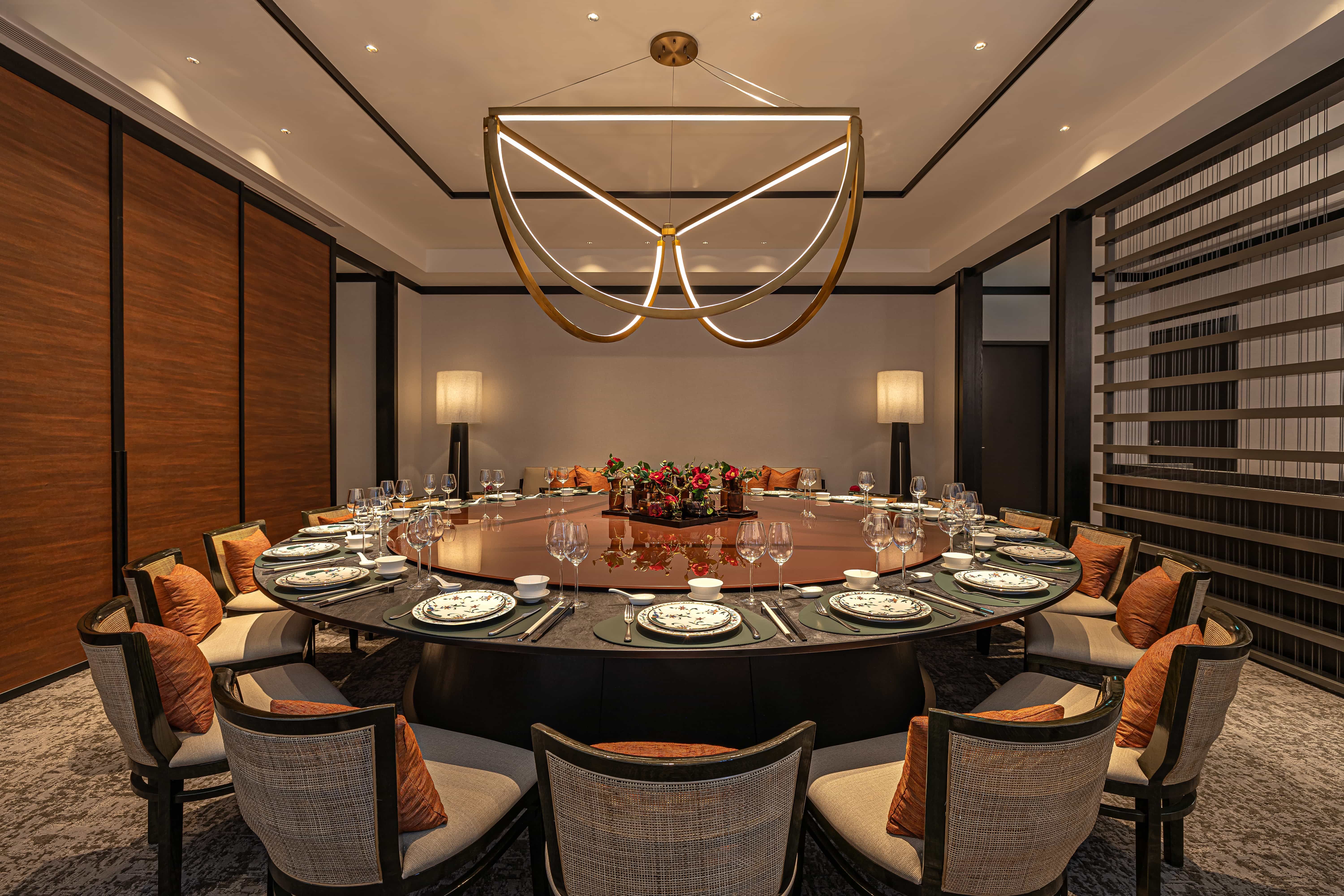 圖說：北投泉源閣餐廳共有7間分別可以容納10至20人用餐的包廂，滿版的木製百葉窗簾、搭配取材自那卡西三弦琴意象的格柵，呼應北投流傳下來的宴飲風情。（圖/台北晶華提供）