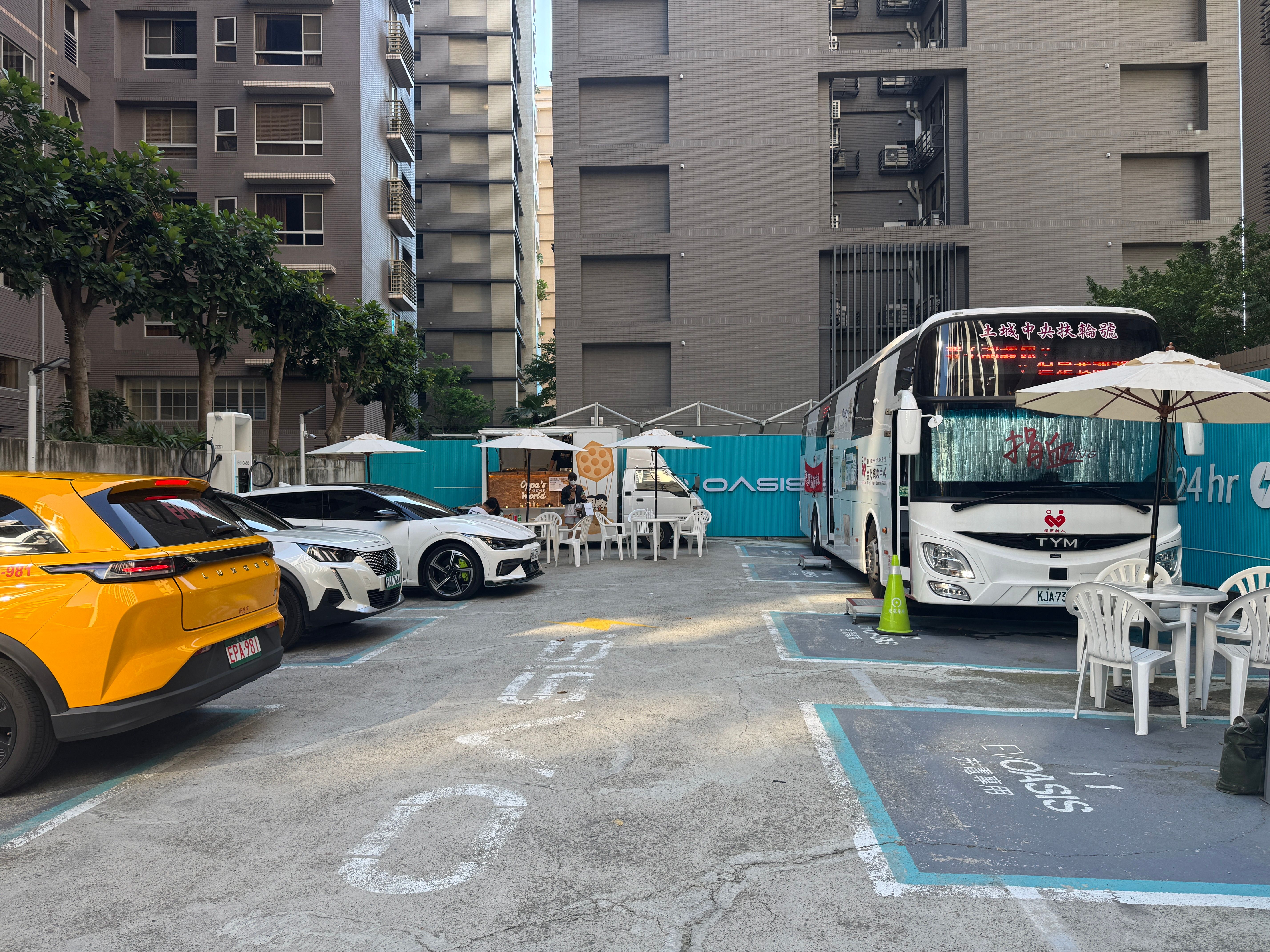 20250707-有不少車主在替愛車充電時，也順便到站內的捐血車捐血。（劉芯衣攝）