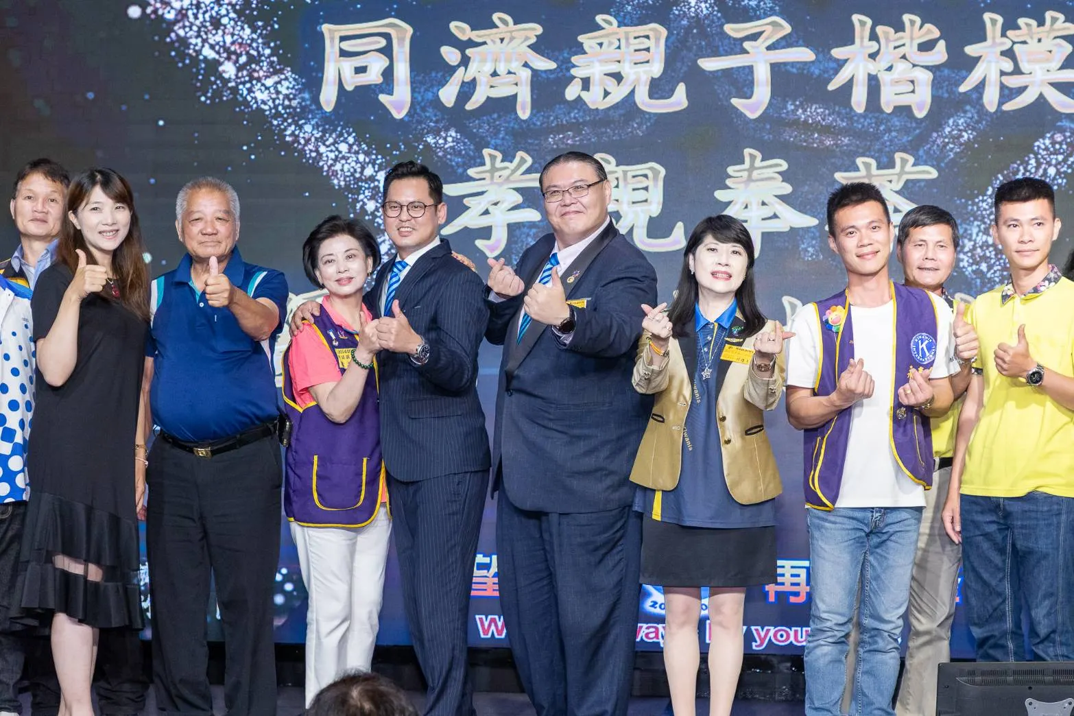 總會長甄啟剛（右五）、竹苗區主席郭雅蕙（右四）再度攜手出擊，吸引全國同濟大咖紛紛到場共襄盛舉。（圖／方詠騰攝）