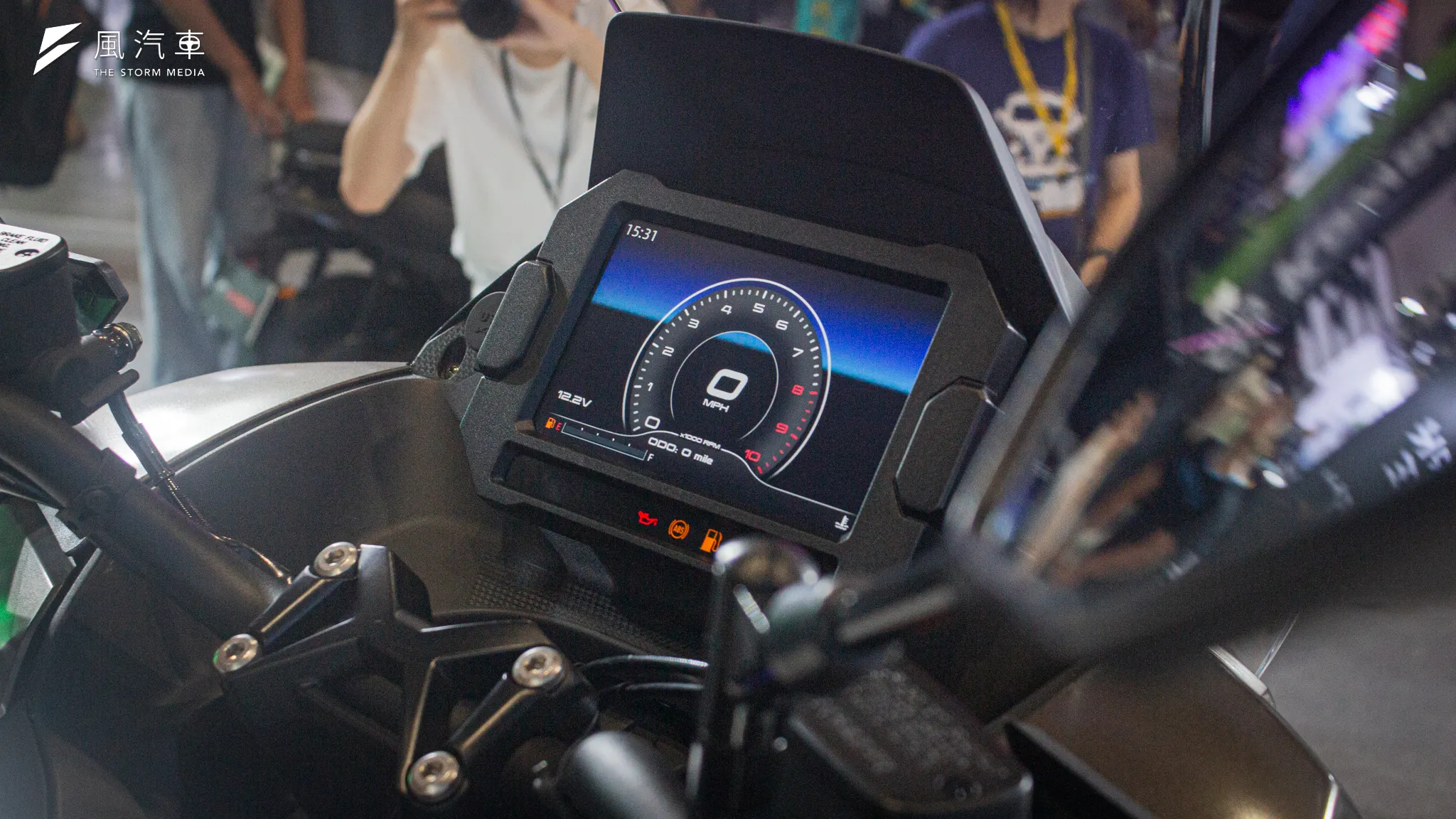 KYMCO Xciting X 350 採用 7 吋的 TFT 全彩儀表板，不過在這新銳機種卻未見 noodoe 系統滿讓人意外。