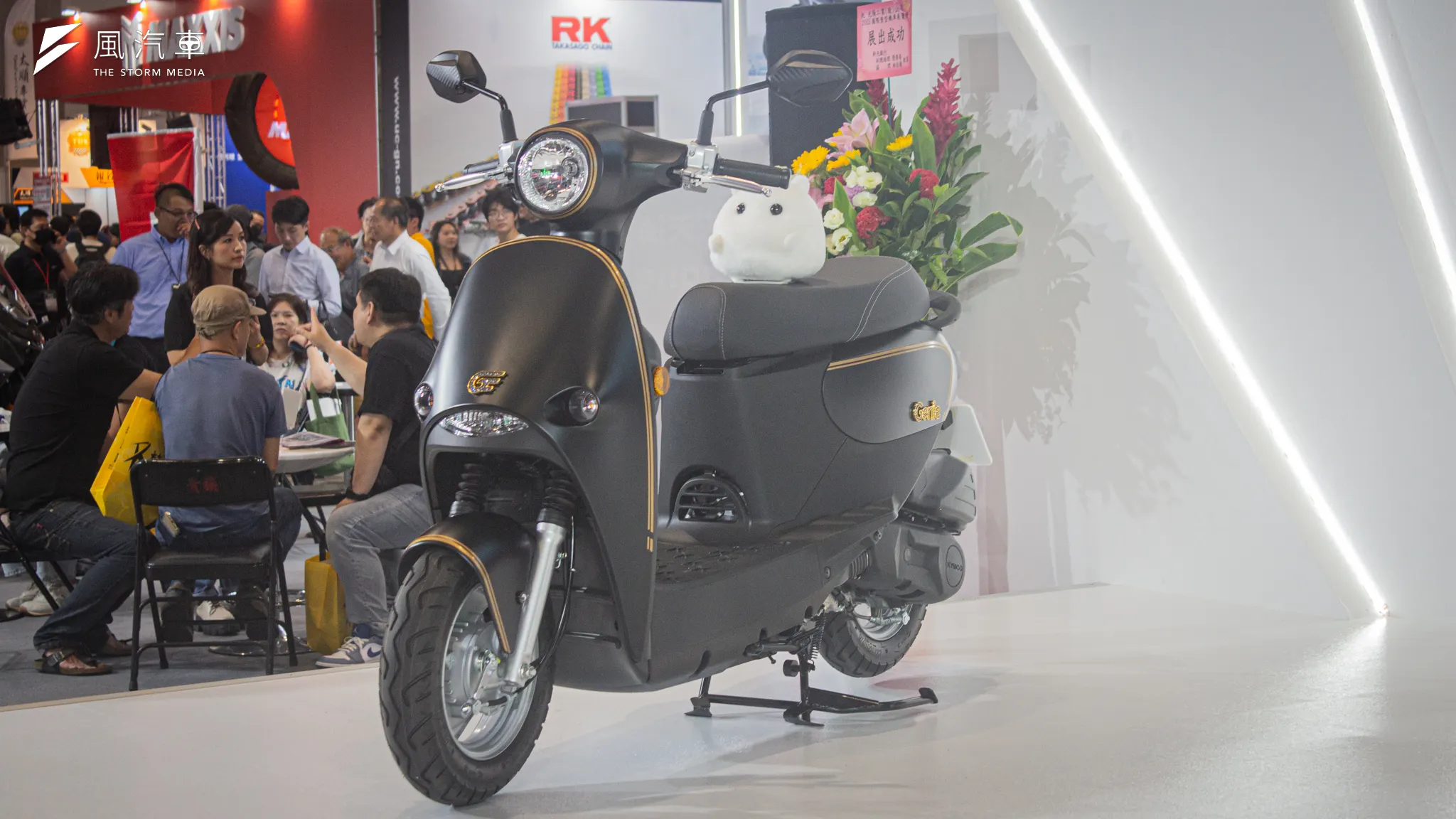 KYMCO Genie 115 擁有圓潤且輕盈的車身，省力中柱加上極輕車重讓它更易於掌控。