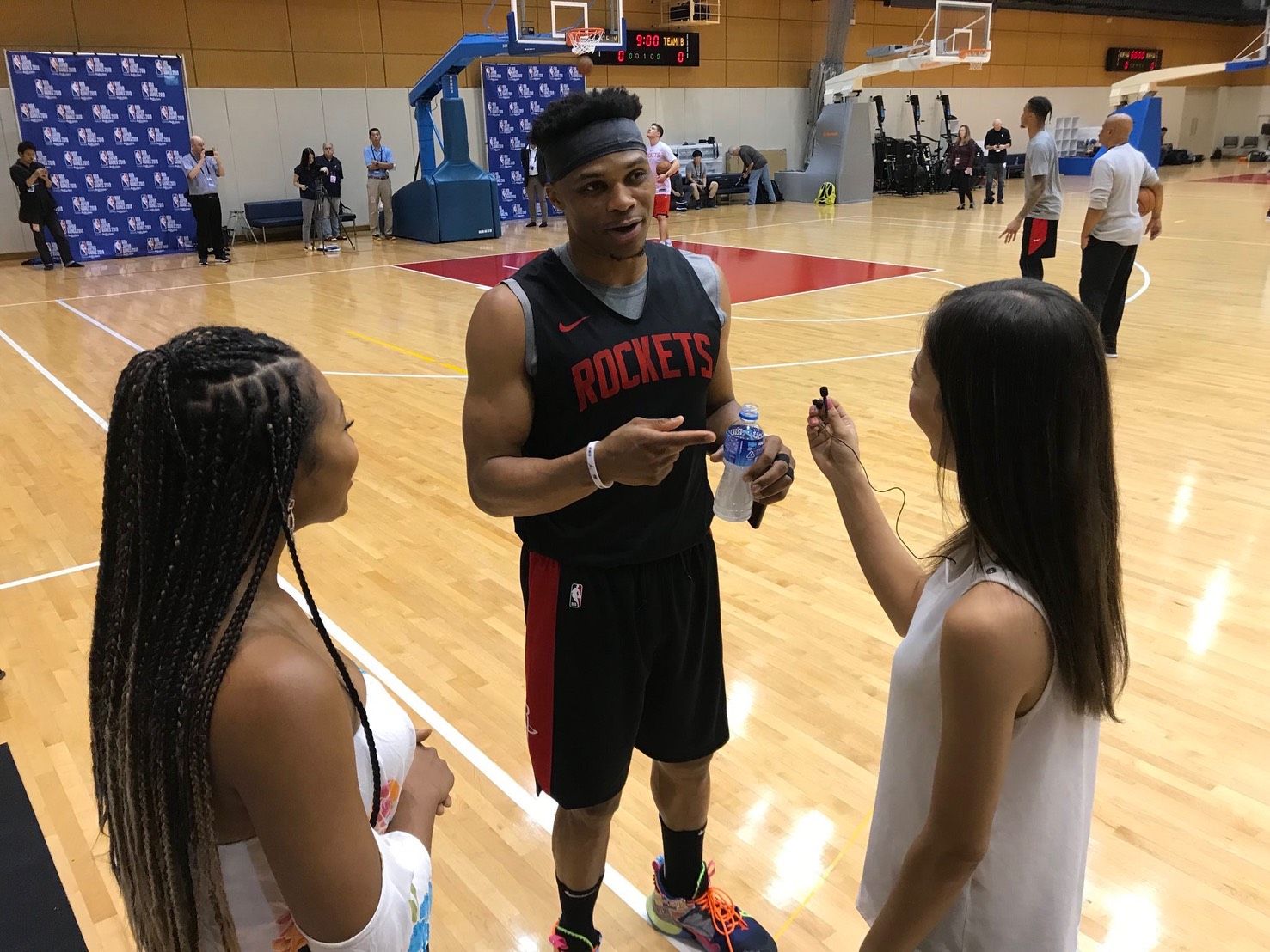 「最美NBA日本記者」的宮河麻耶（右）採訪NBA球星。（宮河麻耶提供）