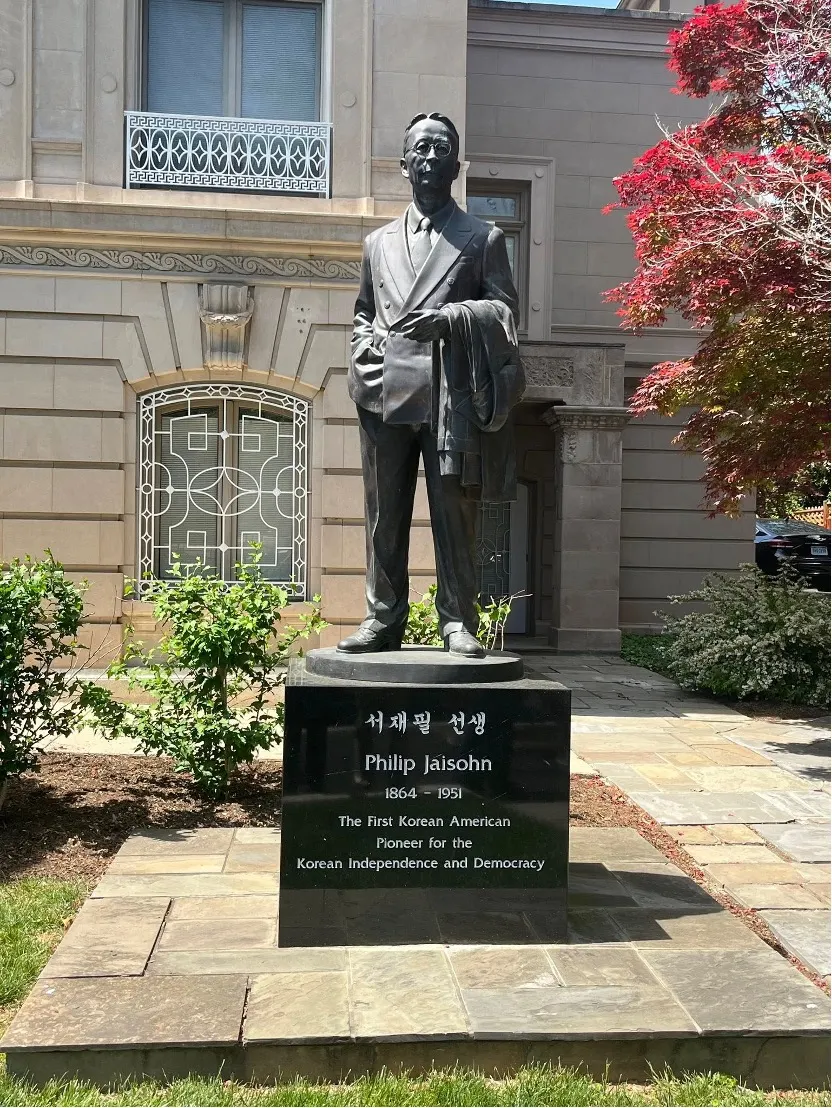 20250708-位於華府大韓民國領務處外的徐載弼雕像，他原是李承晚的支持者，最終還是因為對李承晚威權體制的反感而與其鬧翻。（許劍虹提供）