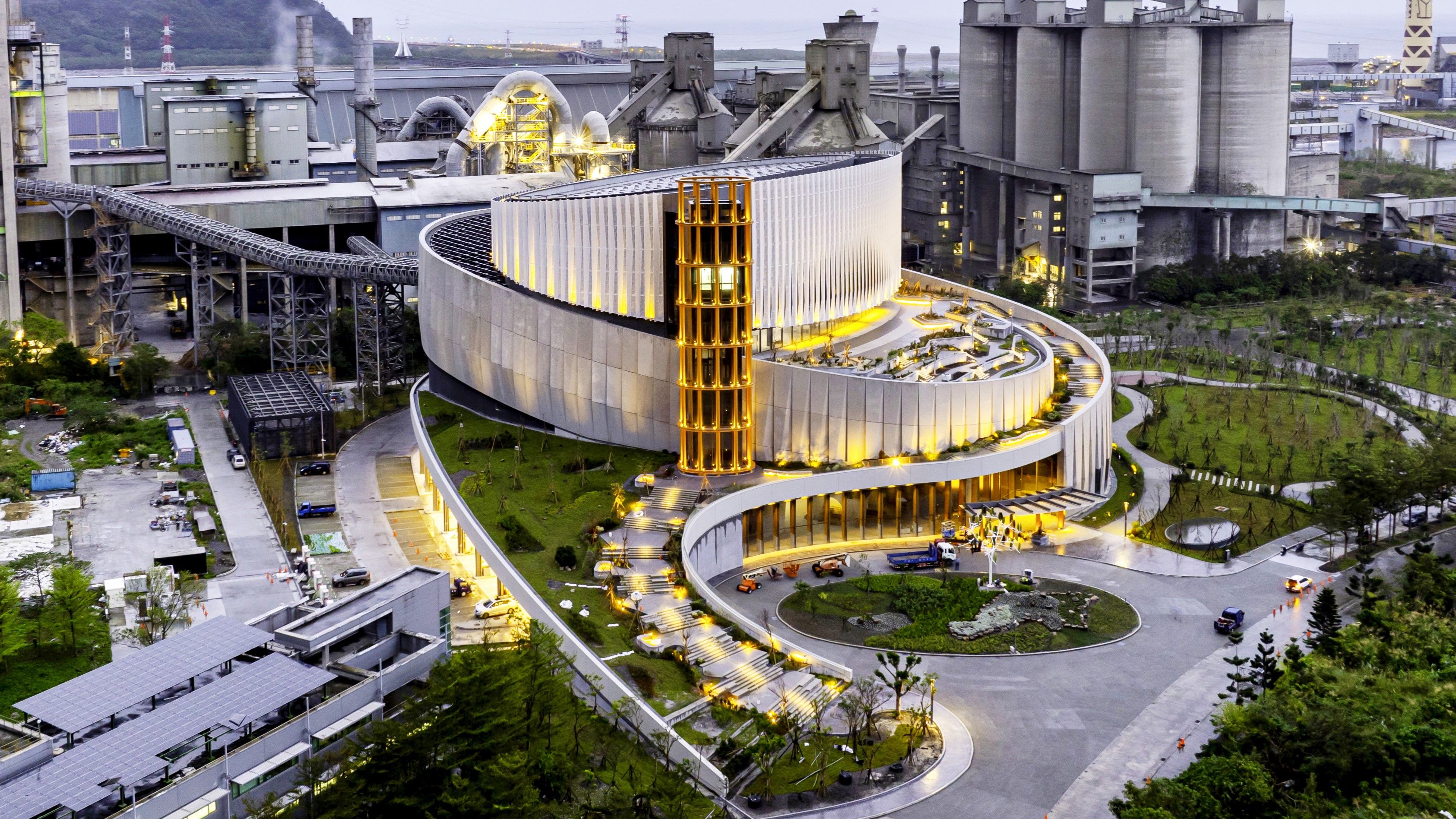 台泥DAKA再生資源利用中心2023年7月開始試運轉，以水泥窯高溫協同處理花蓮垃圾，結果2024年接連碰到強震及颱風天災路斷，讓花蓮垃圾又累積至11萬噸， 需6年去化。（資料照）