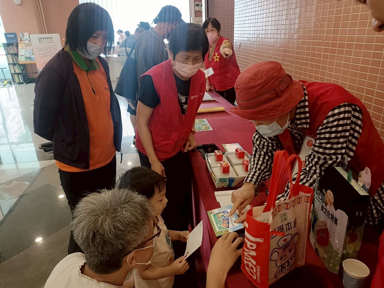 「2025新莊响仁和鼓文化特展」展覽期間設有限量明信片闖關集章活動。(圖/新北市政府文化局)