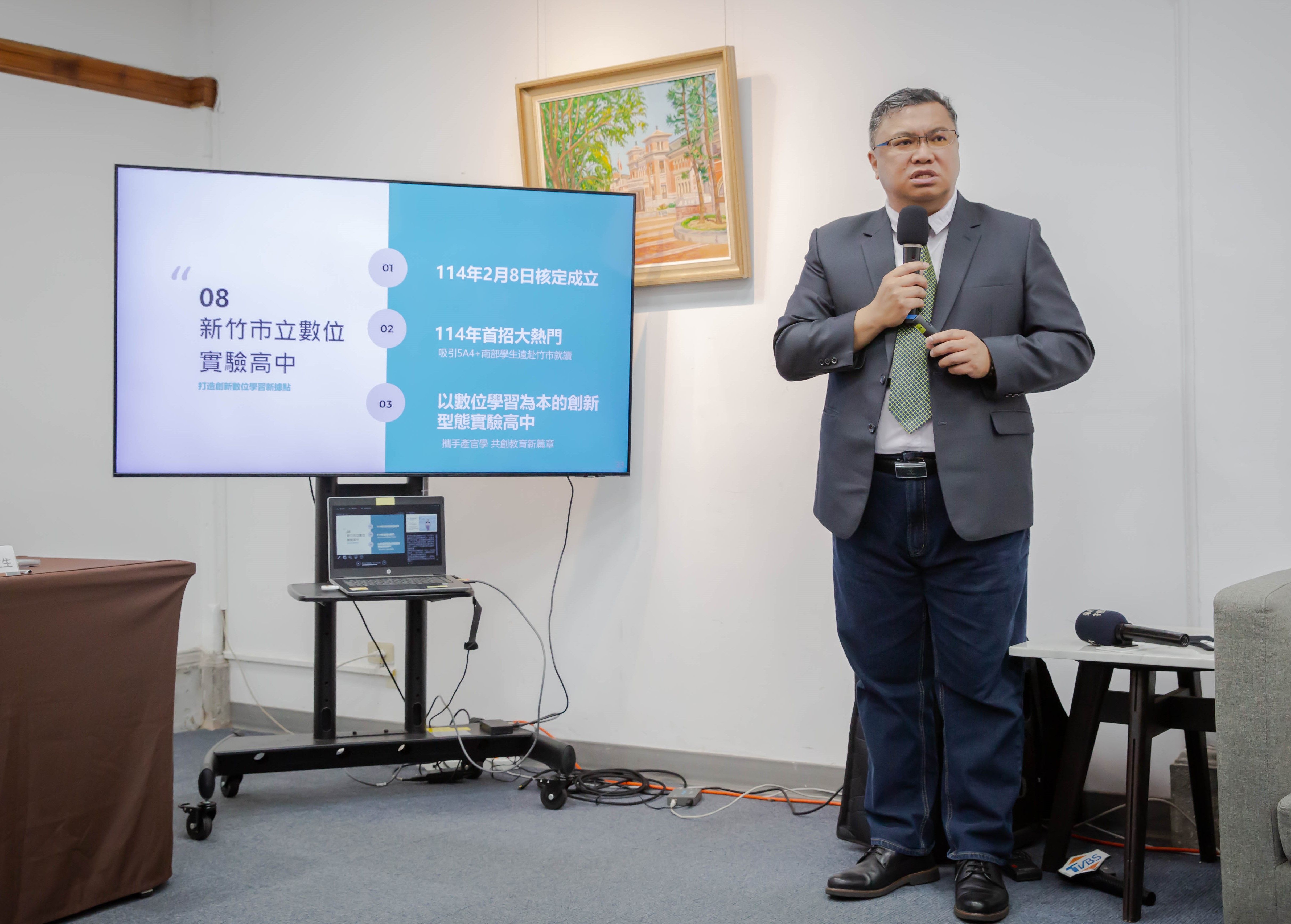 市府教育處長林立生簡報說明教育政策八大主軸，呈現市府在教育領域的具體成果。（圖／新竹市政府提供）