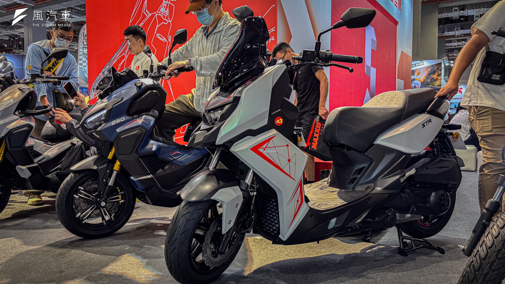 小改款的 STR 250 推出全新車色並加入許多黃牌車型配備，全新的 Brera X 250 配備也同樣不打折