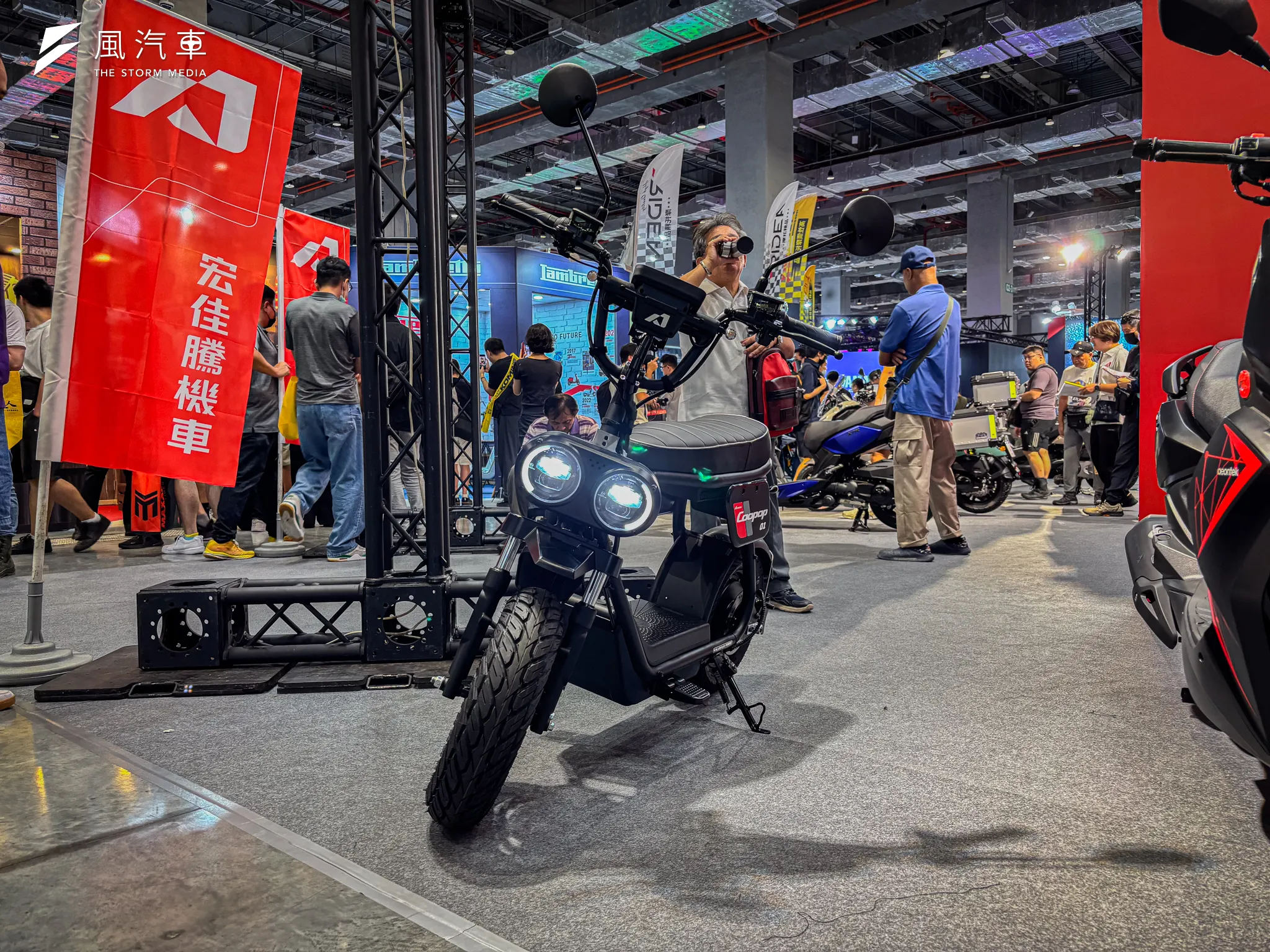 全新的微型跨騎式電動車 Coopop01 以免掛牌免駕照優勢，成為短途代步新選擇。