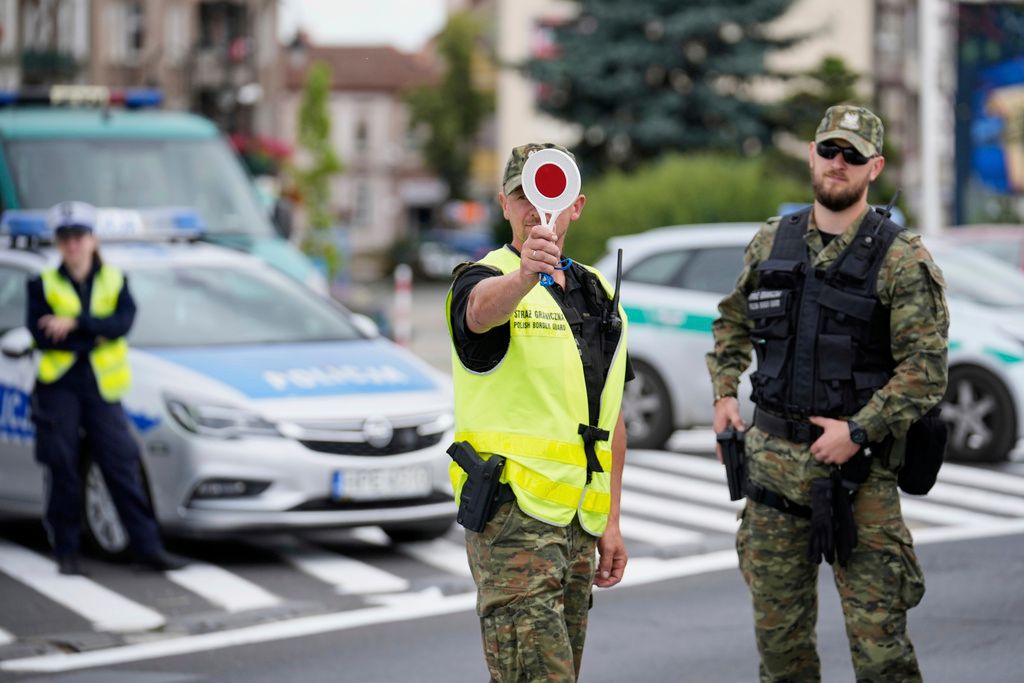 2025年7月7日。波蘭邊境警察在波蘭斯武比采（Slubice）與德國接壤的檢查站，檢查跨境車輛。（AP）
