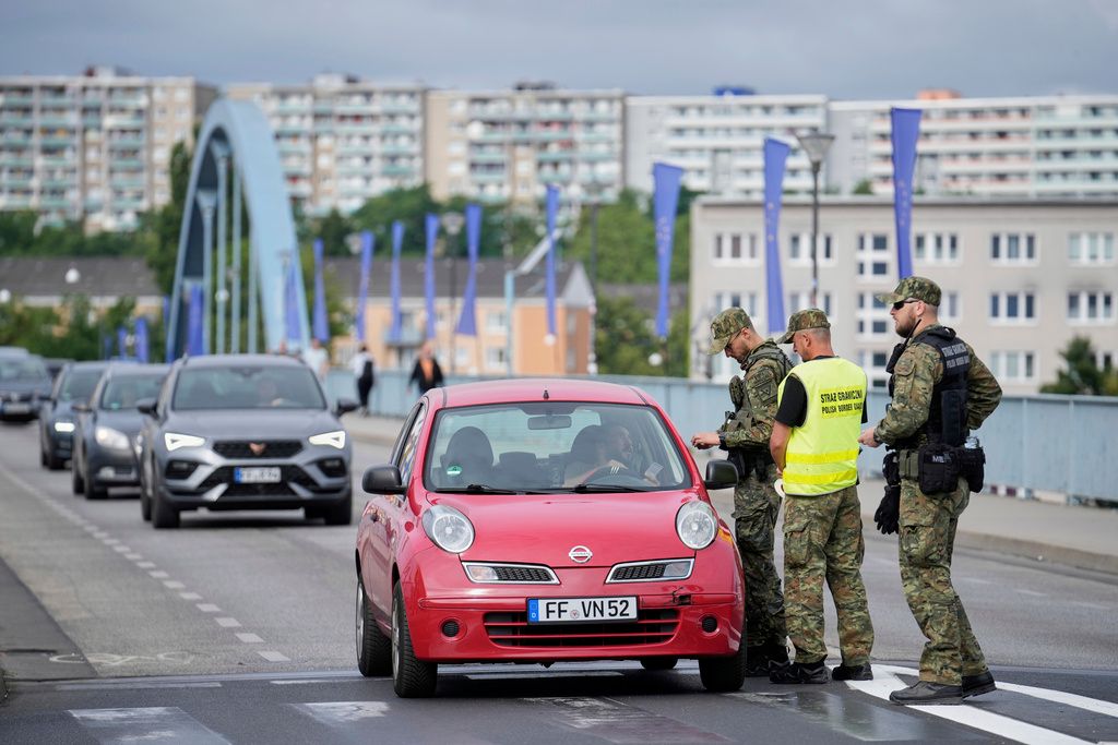 2025年7月7日。波蘭邊境警察在波蘭斯武比采（Slubice）與德國接壤的檢查站，檢查跨境車輛。（AP）