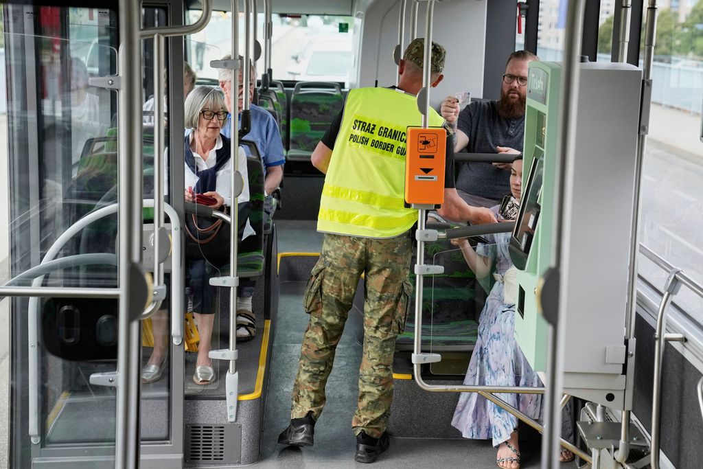 2025年7月7日。波蘭邊境警察在波蘭斯武比采（Slubice）與德國接壤的檢查站，檢查跨境車輛。（AP）