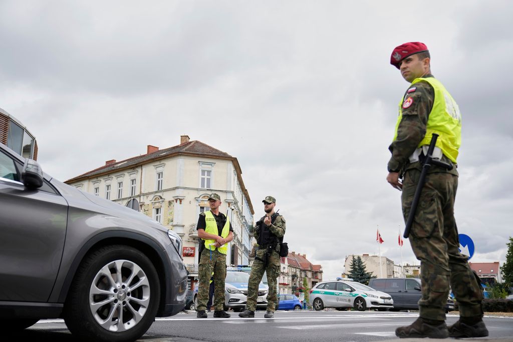 2025年7月7日。波蘭邊境警察在波蘭斯武比采（Slubice）與德國接壤的檢查站，檢查跨境車輛。（AP）