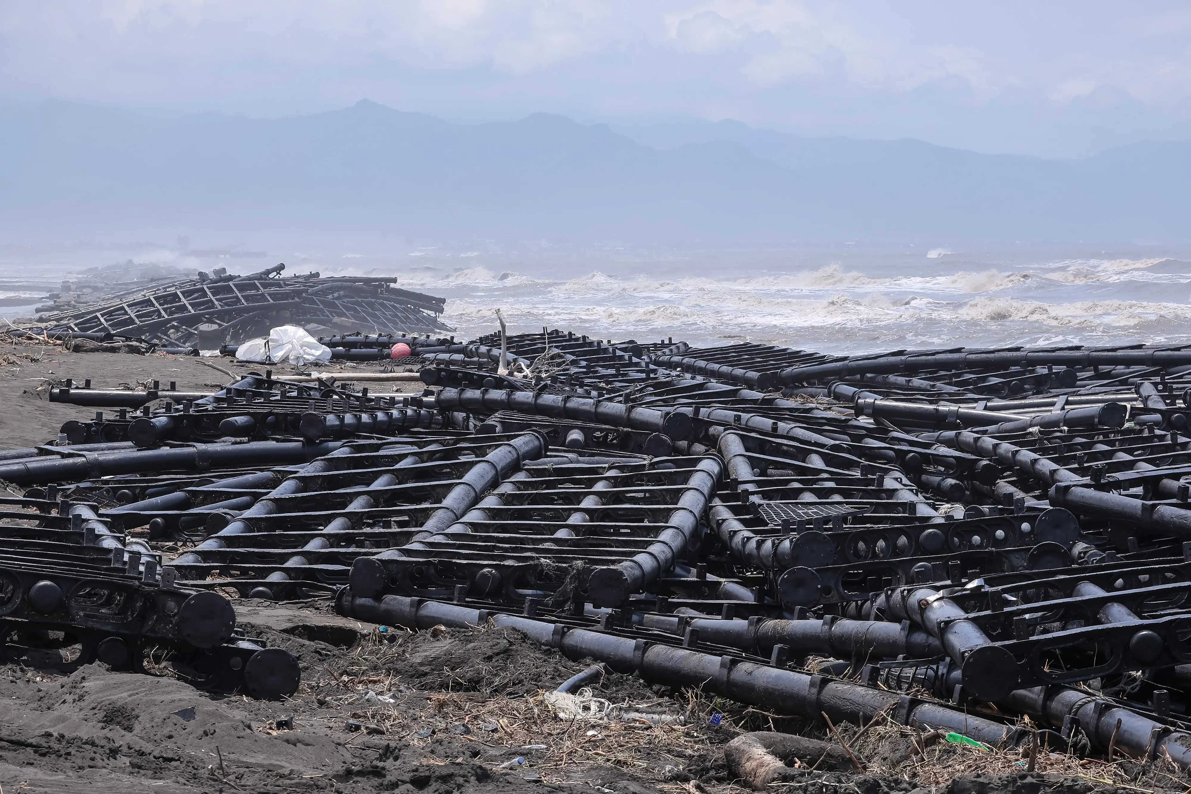 20250708-太陽光電專題，屏東佳冬外海離岸太陽光電浮台測試案場。（顏麟宇攝）