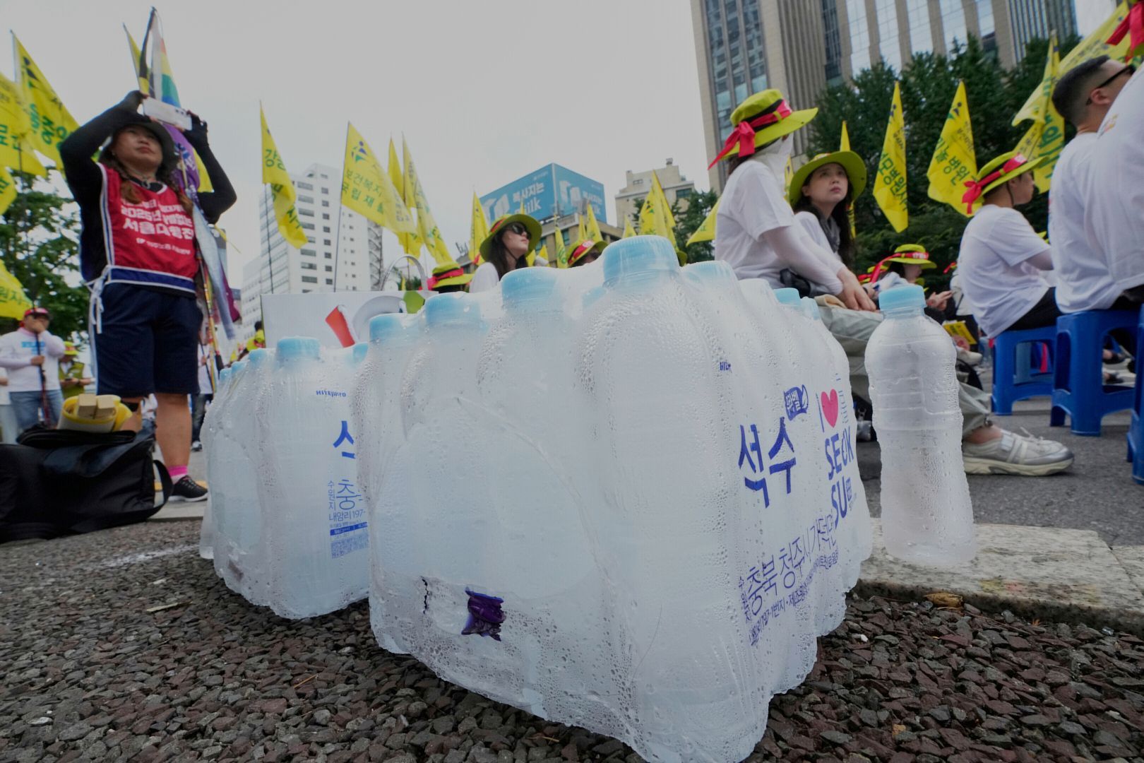 南韓首爾面臨高溫熱浪襲擊，民眾只能倚賴冷凍冰水消暑。（美聯社）