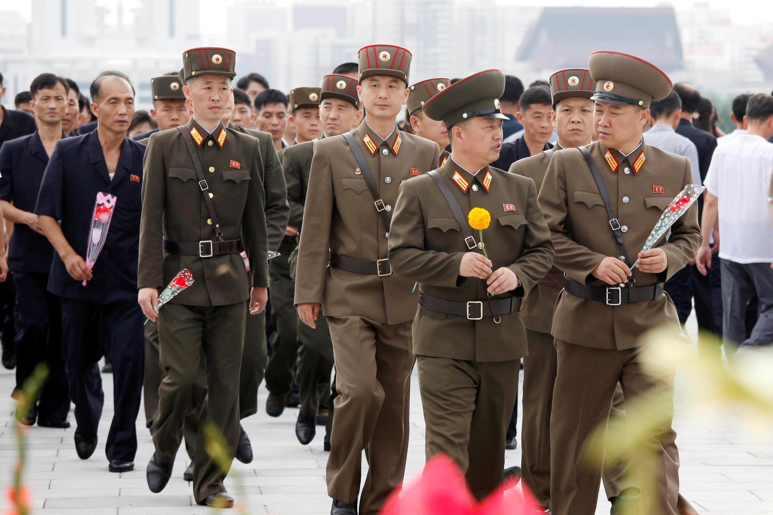 北韓人民軍和民眾前往獻花致意。（美聯社）