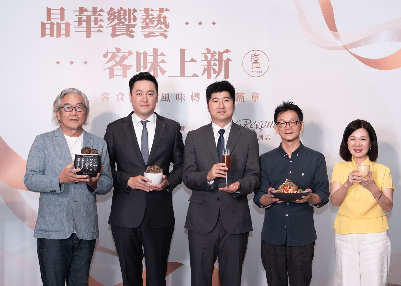 客委會於台北晶華酒店舉辦「晶華饗藝・客味上新」記者會，由客委會副主委邱星崴(中)、晶華酒店副總經理羅明威(左二)，與其他貴賓合影。