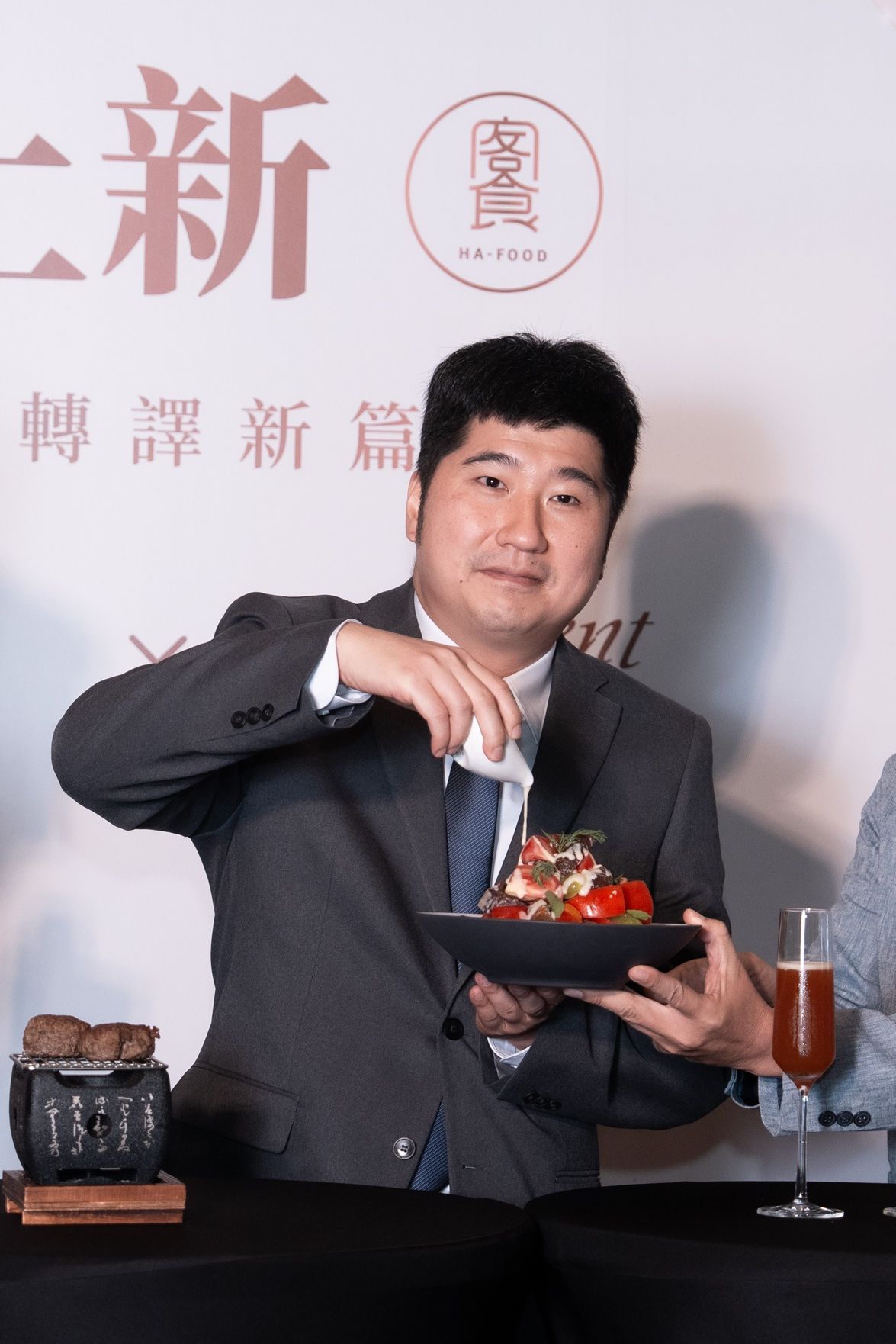 邱星崴副主委現場品嘗料理。