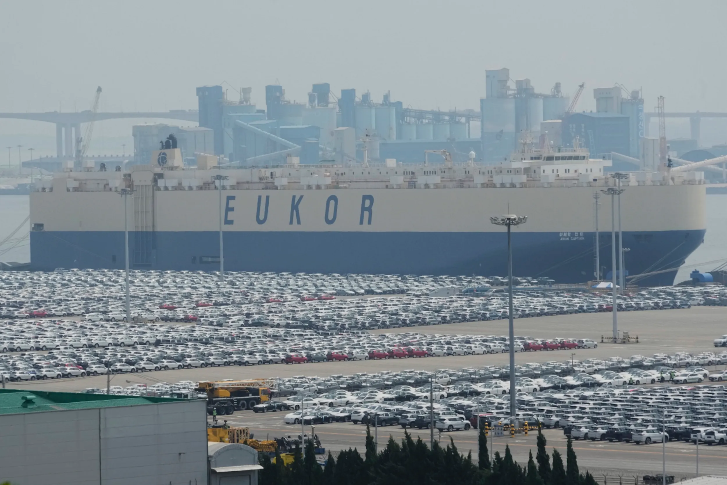 2025年7月8日，南韓平澤港，準備出口的車輛整齊停放在港口內。（美聯社）